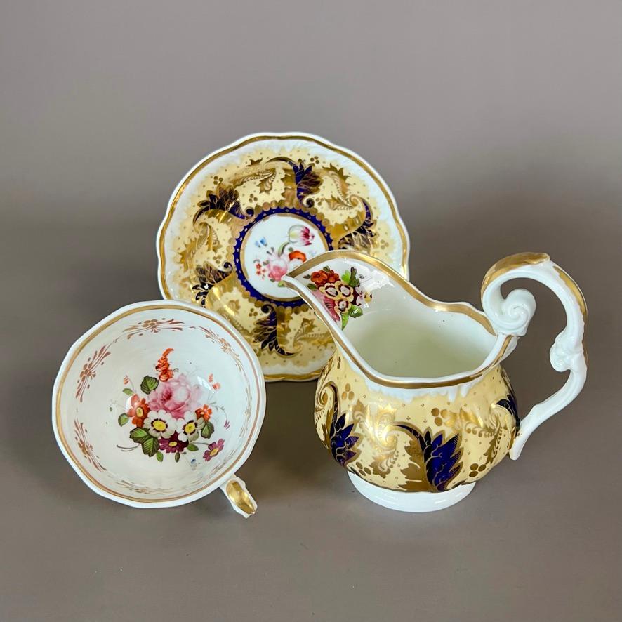 Néo-rococo Tasse à thé Samuel Alcock, jaune pâle, dorure et fleurs, vers 1824 en vente