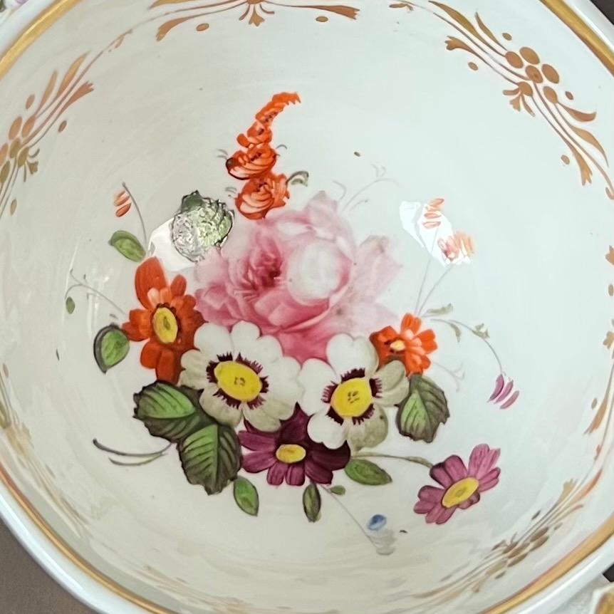 Peint à la main Tasse à thé Samuel Alcock, jaune pâle, dorure et fleurs, vers 1824 en vente