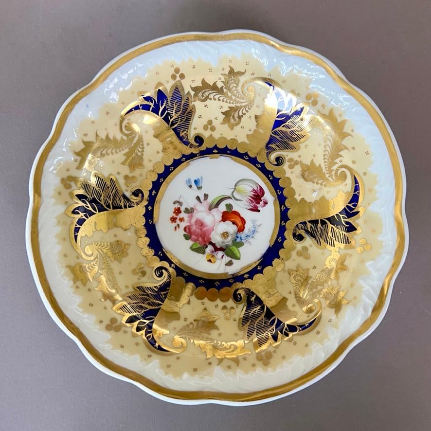 Tasse à thé Samuel Alcock, jaune pâle, dorure et fleurs, vers 1824 Bon état - En vente à London, GB
