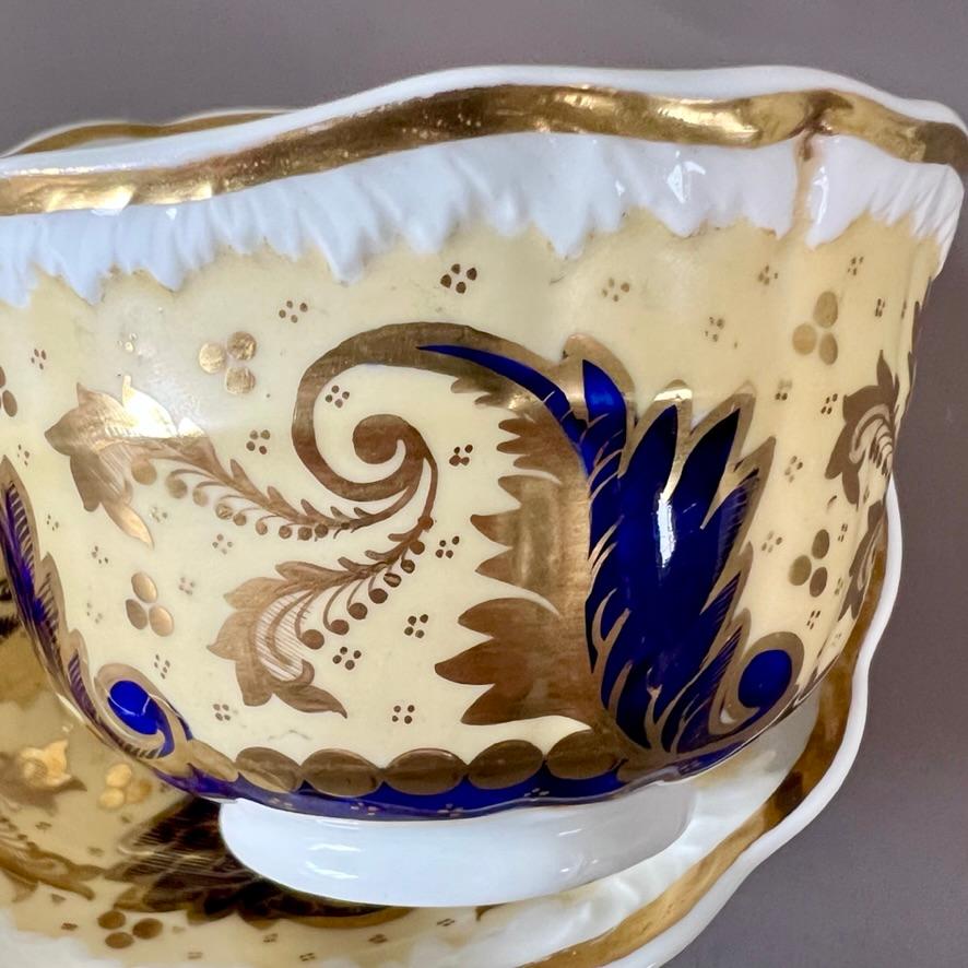 Porcelaine Tasse à thé Samuel Alcock, jaune pâle, dorure et fleurs, vers 1824 en vente