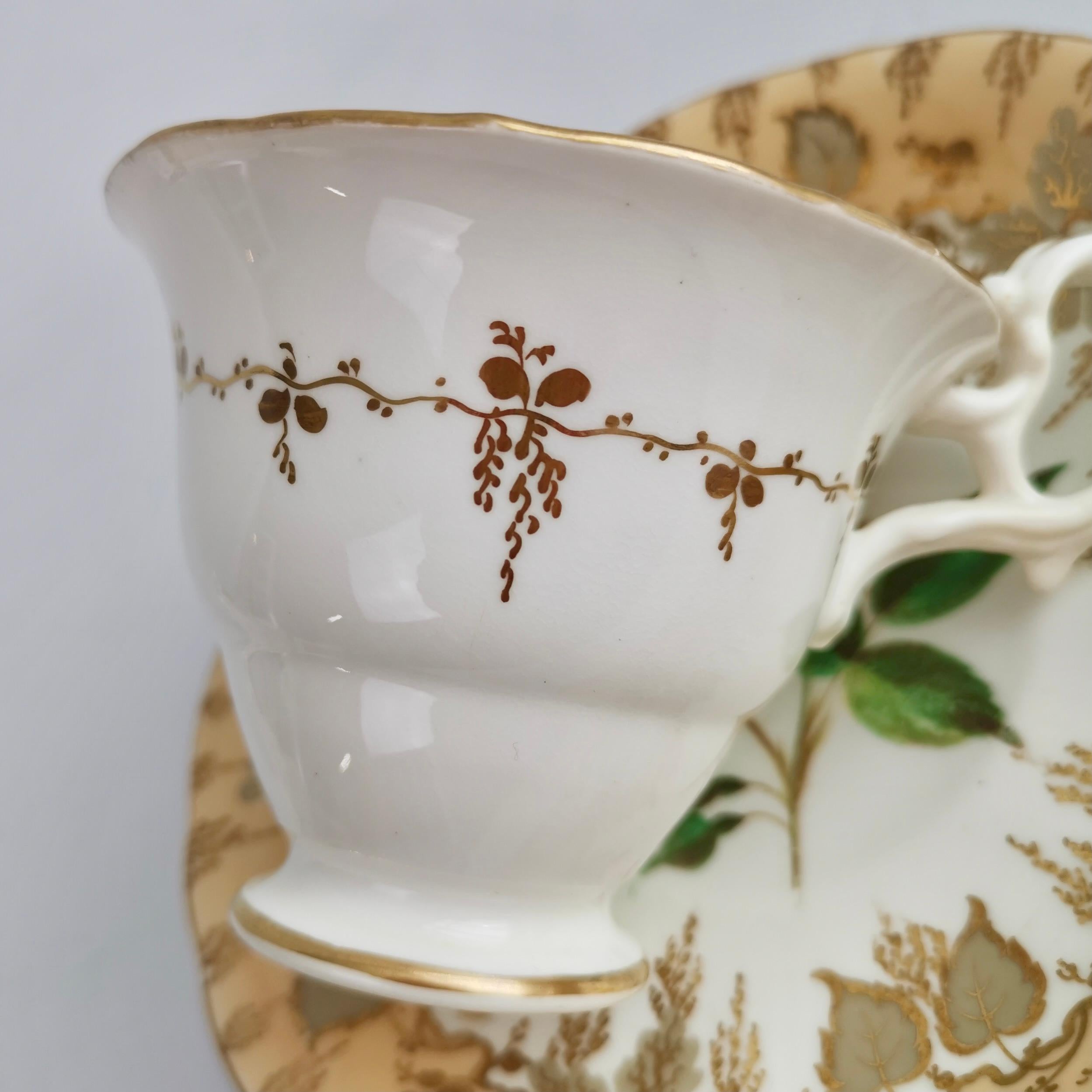 Trio de tasses à thé Samuel Alcock, beige avec fleurs peintes à la main, néo-rococo 1841 en vente 6