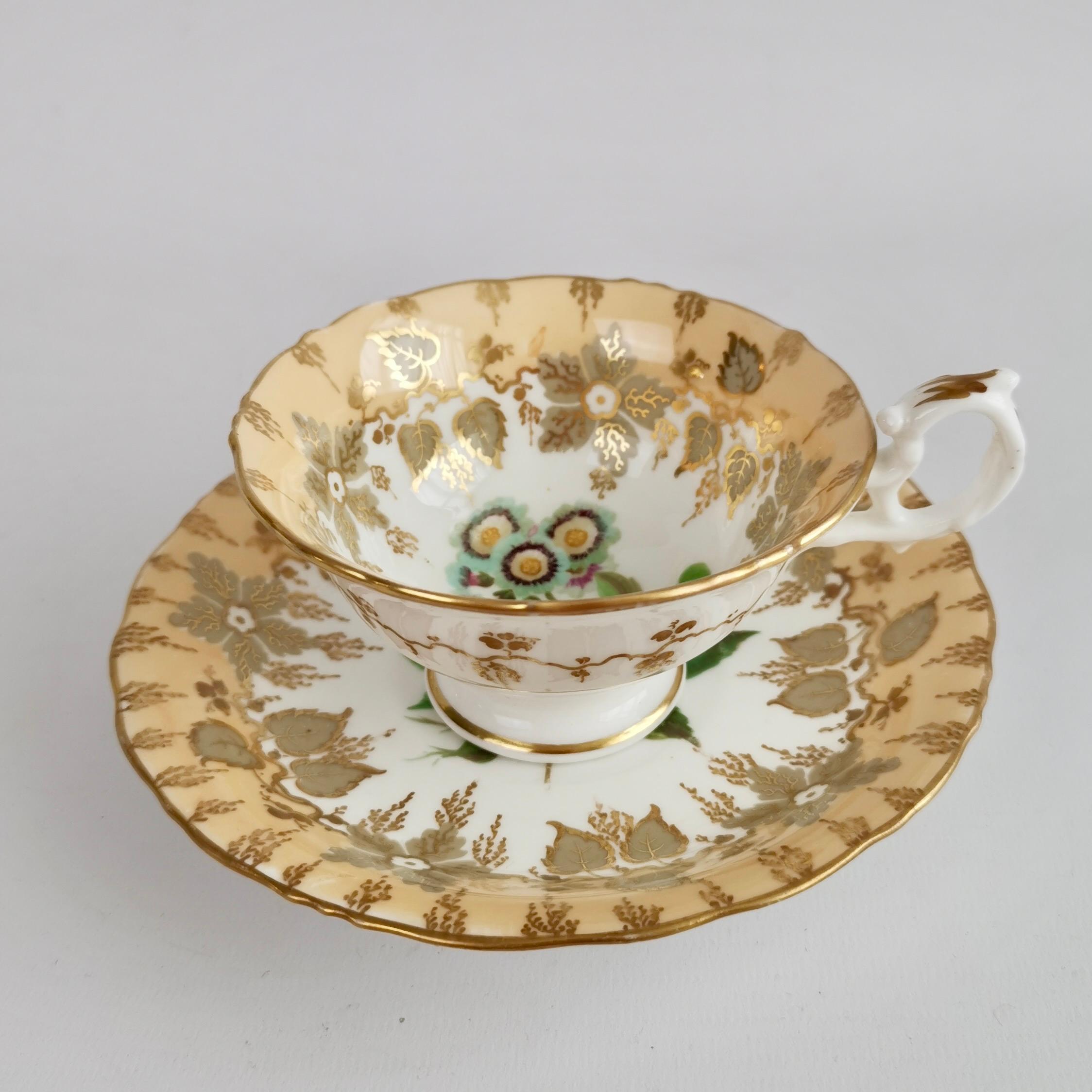 Néo-rococo Trio de tasses à thé Samuel Alcock, beige avec fleurs peintes à la main, néo-rococo 1841 en vente