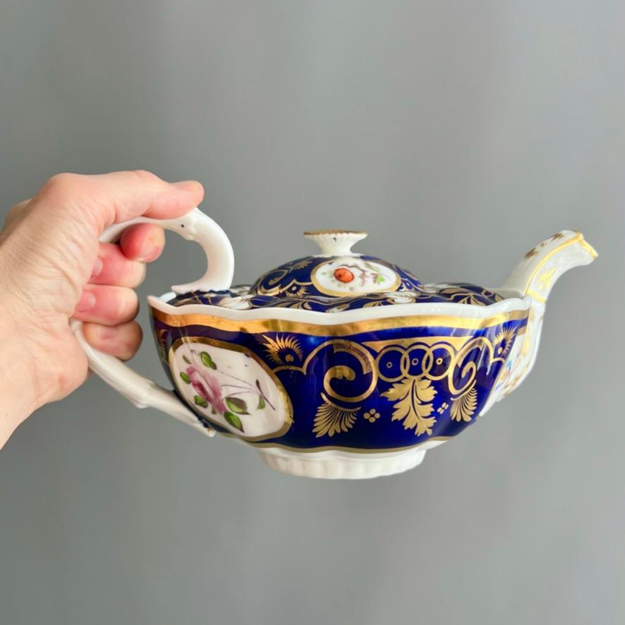 Néo-rococo Théière Samuel Alcock, bleu cobalt, vignes et fleurs dorées, vers 1825 en vente