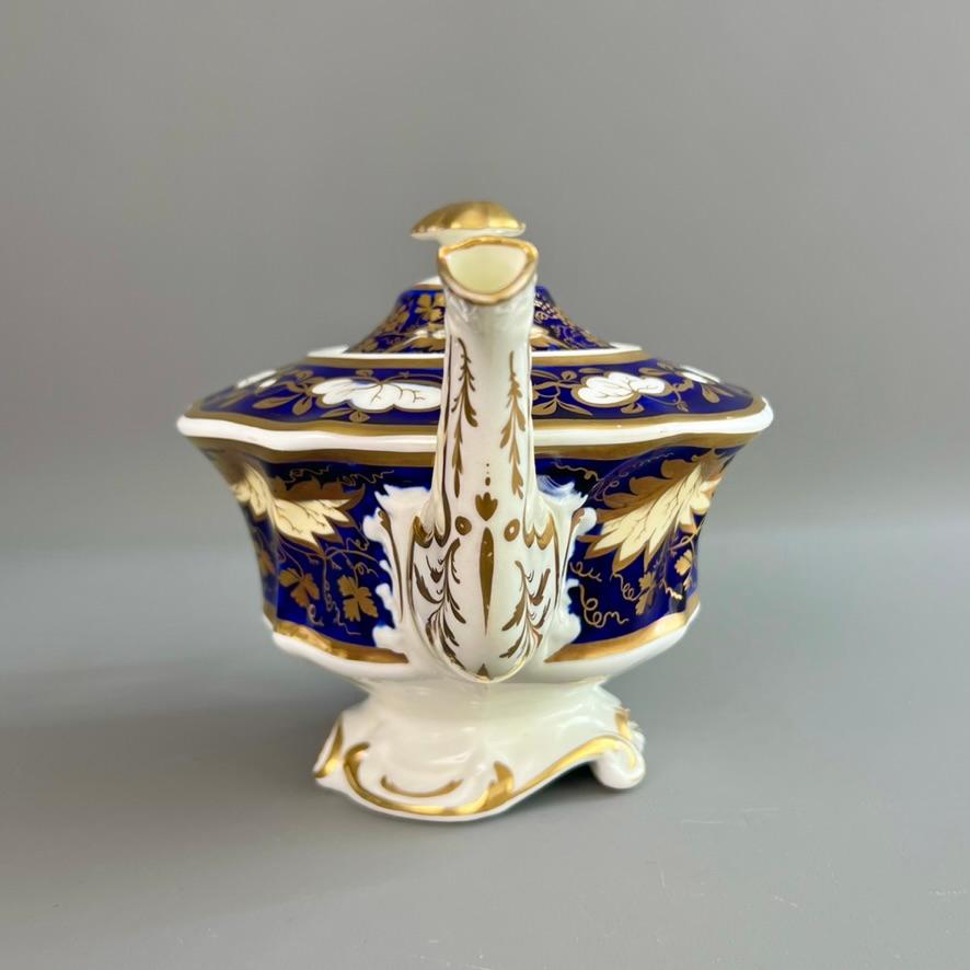 Peint à la main Théière Samuel Alcock, bleu cobalt avec vignes dorées, forme 