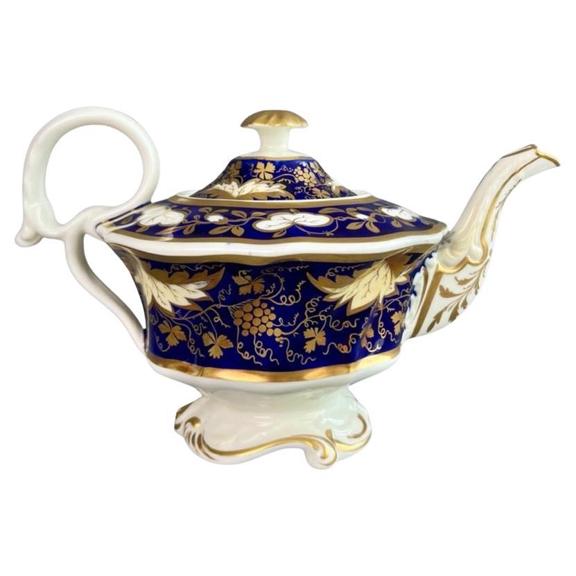Théière Samuel Alcock, bleu cobalt avec vignes dorées, forme "Writhen", vers 1826