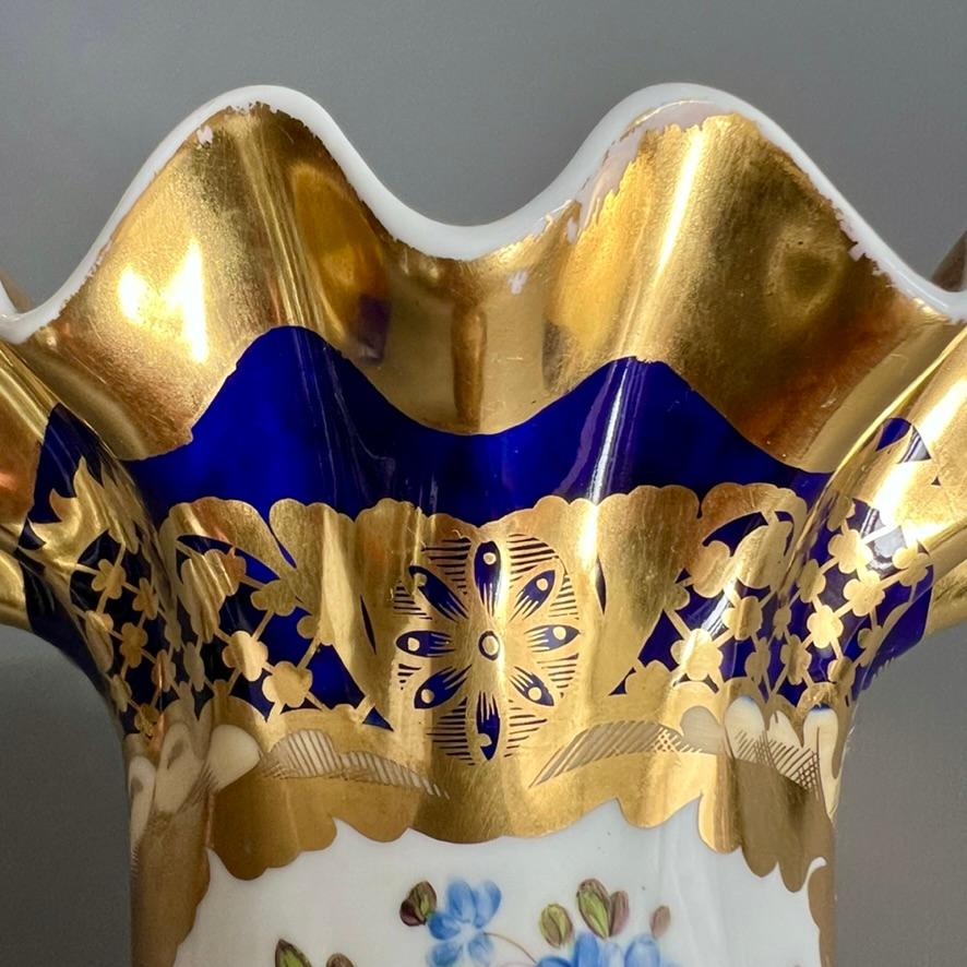 Jarrón Samuel Alcock, borde ondulado, azul cobalto, dorado intenso, reserva de flores, ca. 1825 en venta 2