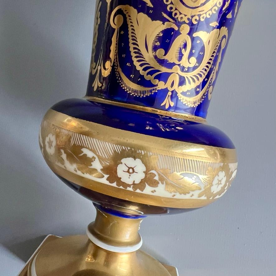 Jarrón Samuel Alcock, borde ondulado, azul cobalto, dorado intenso, reserva de flores, ca. 1825 en venta 3