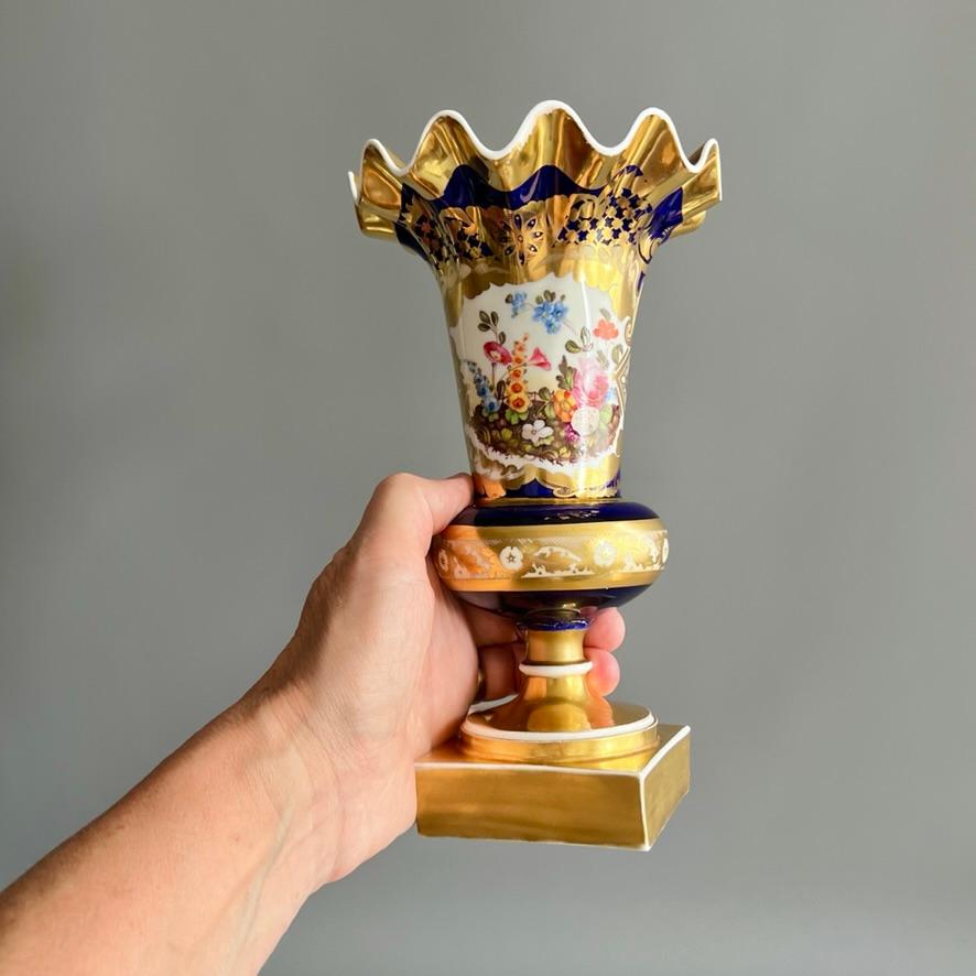 Jarrón Samuel Alcock, borde ondulado, azul cobalto, dorado intenso, reserva de flores, ca. 1825 en venta 4