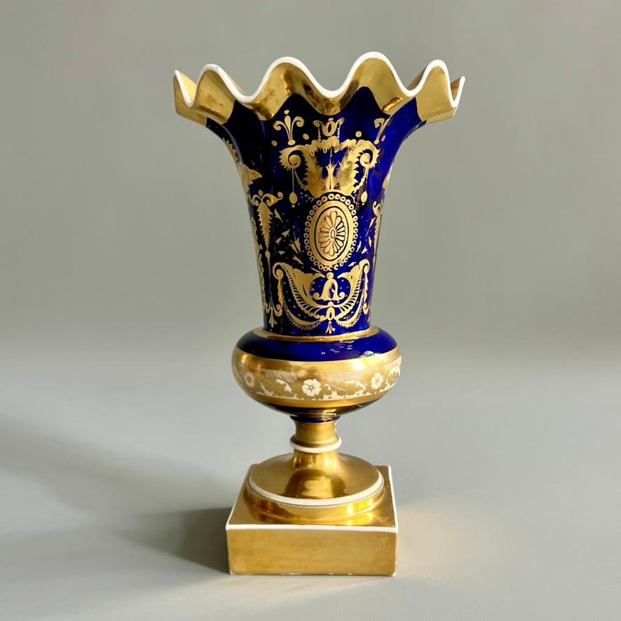 Jarrón Samuel Alcock, borde ondulado, azul cobalto, dorado intenso, reserva de flores, ca. 1825 Regencia en venta
