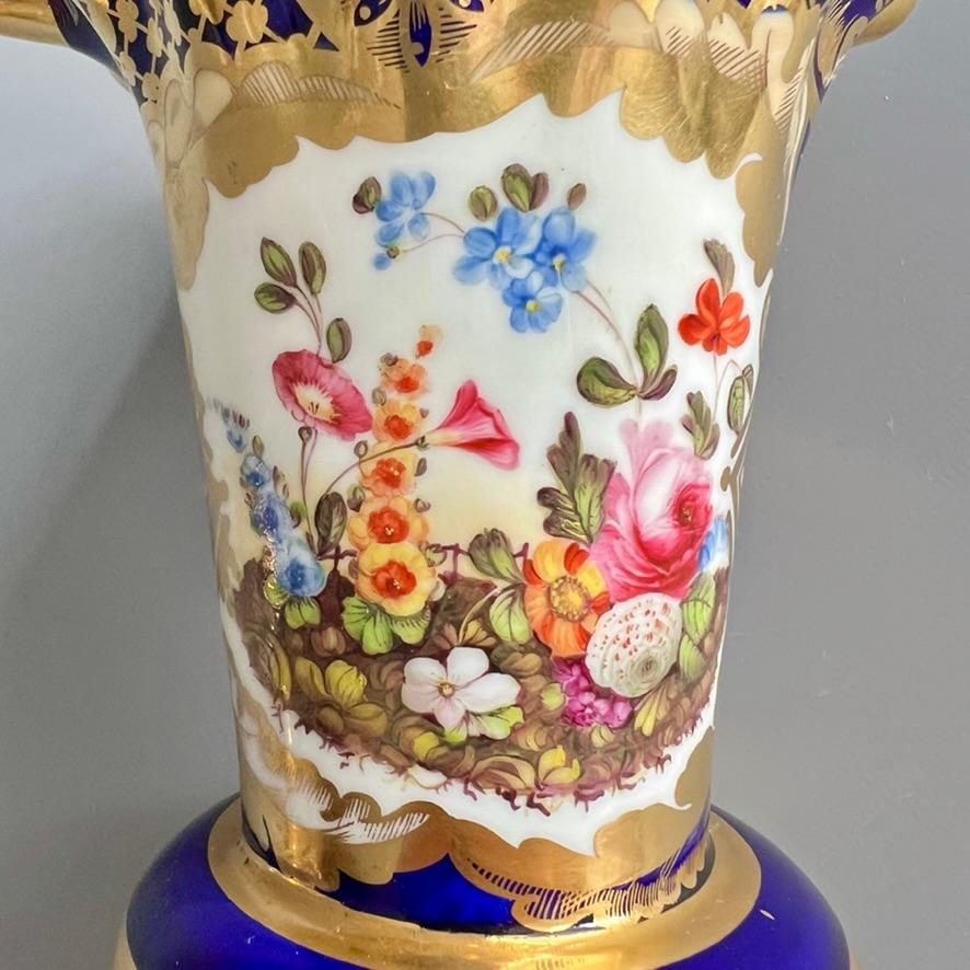 Jarrón Samuel Alcock, borde ondulado, azul cobalto, dorado intenso, reserva de flores, ca. 1825 Pintado a mano en venta
