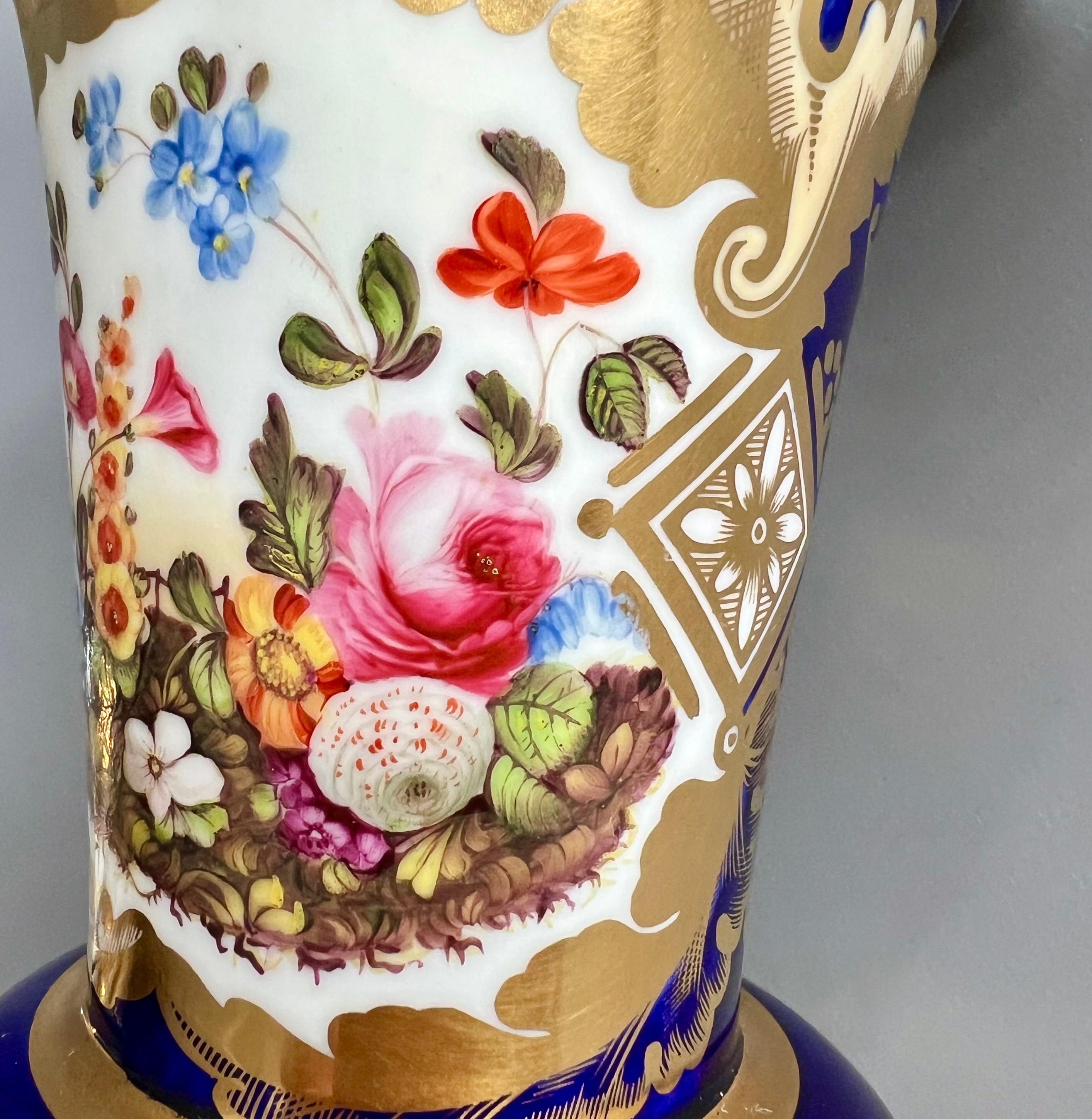 Jarrón Samuel Alcock, borde ondulado, azul cobalto, dorado intenso, reserva de flores, ca. 1825 en Bueno estado para la venta en London, GB