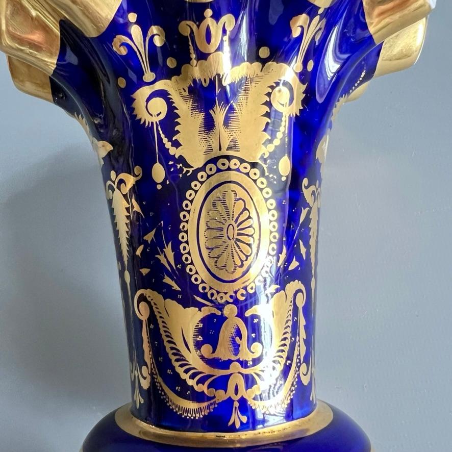 Jarrón Samuel Alcock, borde ondulado, azul cobalto, dorado intenso, reserva de flores, ca. 1825 Porcelana en venta