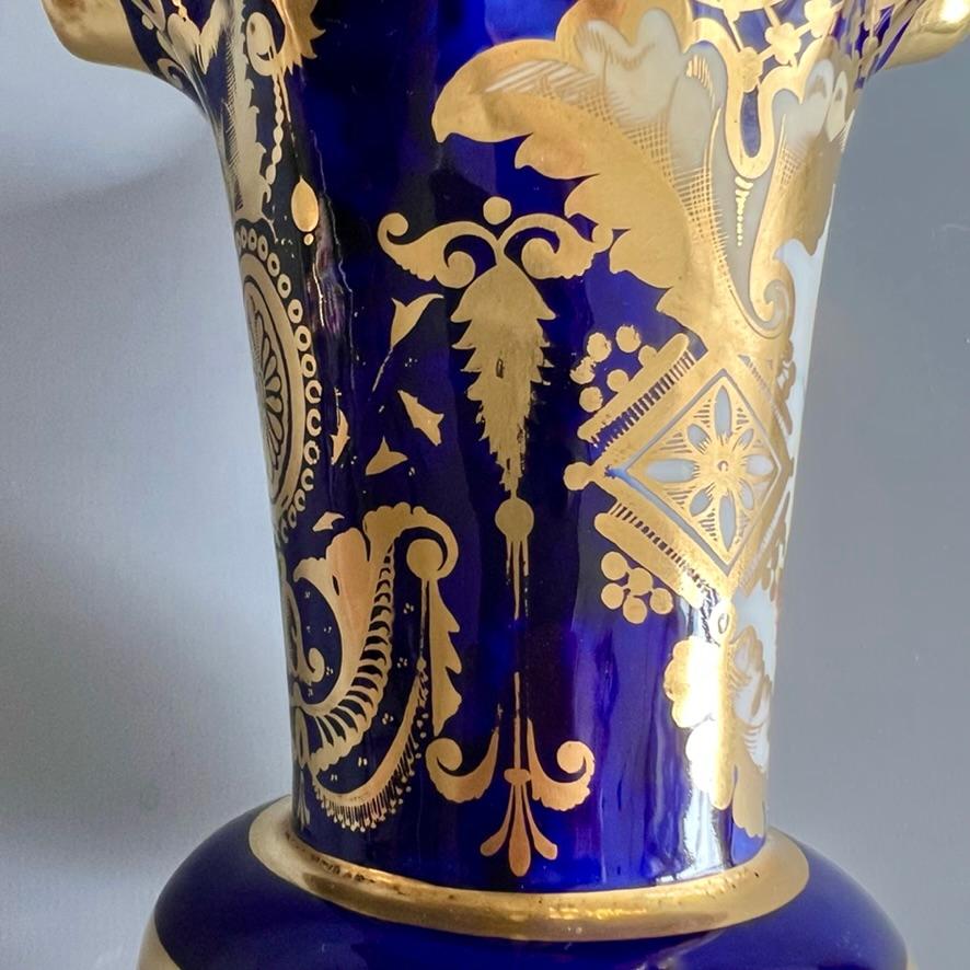 Jarrón Samuel Alcock, borde ondulado, azul cobalto, dorado intenso, reserva de flores, ca. 1825 en venta 1
