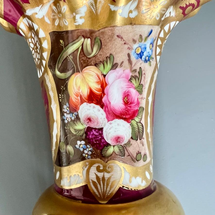 Jarrón Samuel Alcock, borde ondulado, granate, dorado intenso, reserva de flores, ca. 1825 Pintado a mano en venta