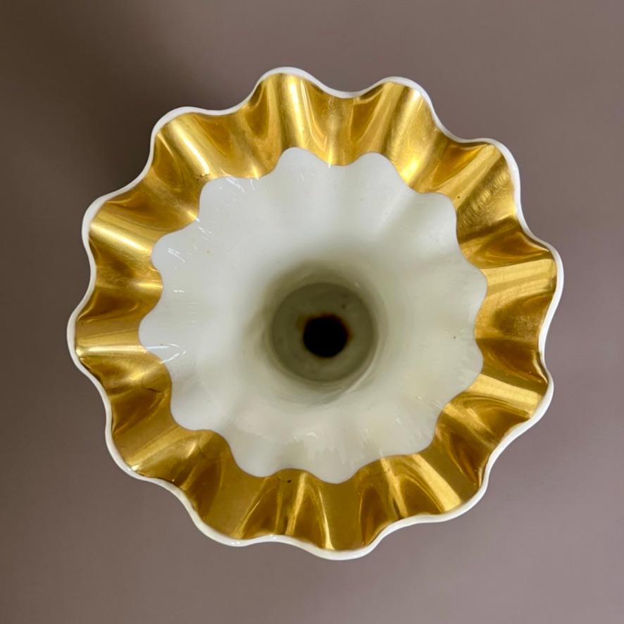 Samuel Alcock-Vase, Wellenkante, Weiß mit vergoldeter Chinoiserie-Figur, um 1825 im Angebot 4