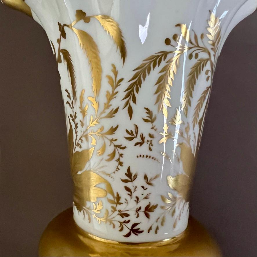 Début du XIXe siècle Vase Samuel Alcock, bordure vague, blanc avec figure de chinoiserie dorée, vers 1825
