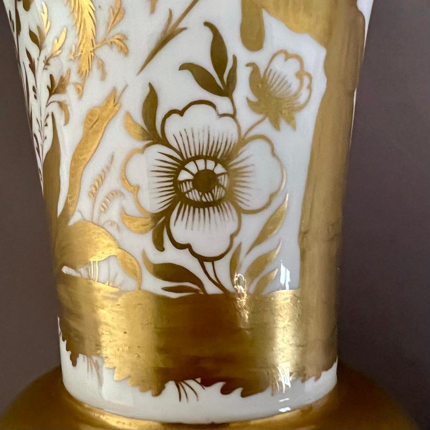 Porcelaine Vase Samuel Alcock, bordure vague, blanc avec figure de chinoiserie dorée, vers 1825