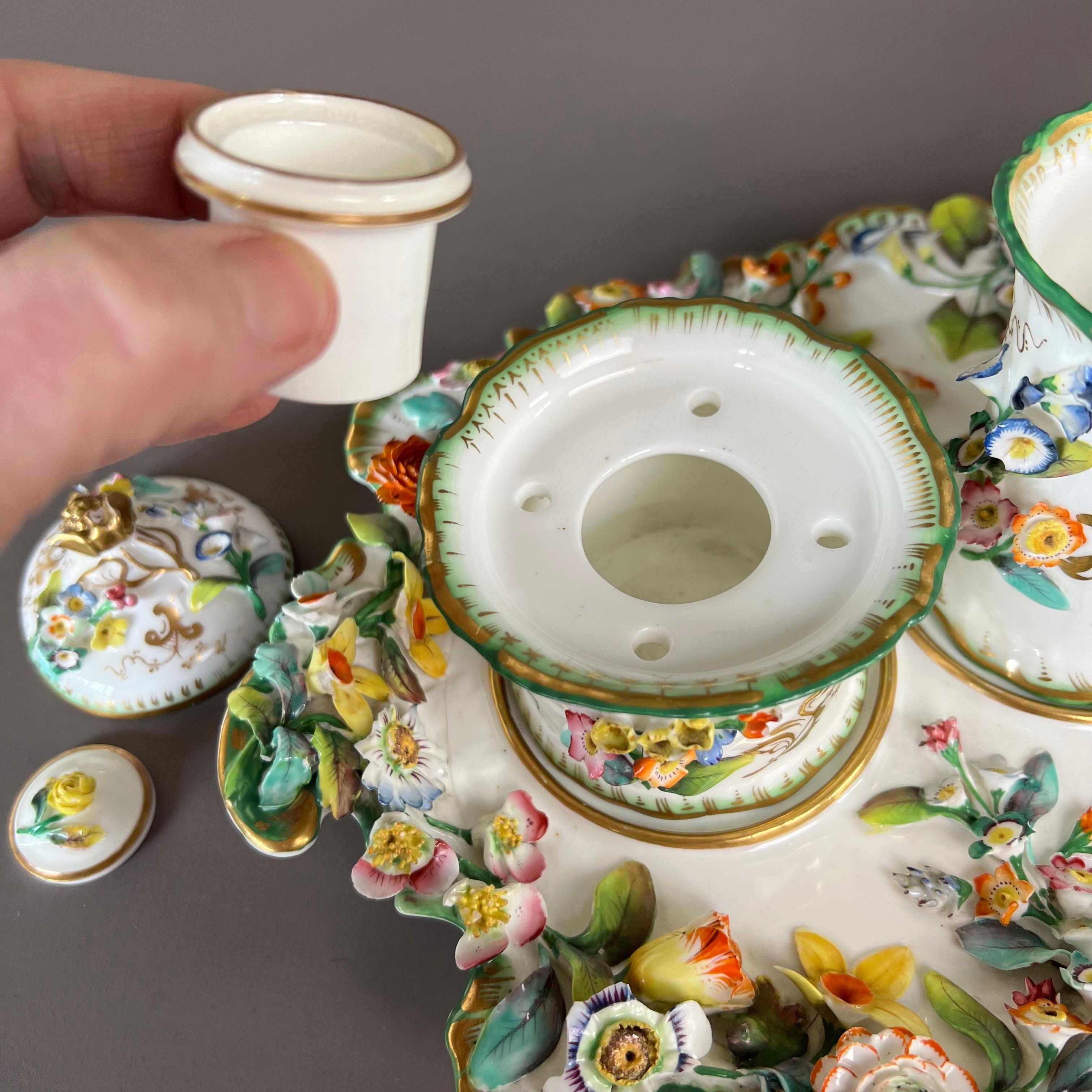 Peint à la main Ensemble de bureau de Samuel Alcock incrusté de fleurs en porcelaine de Coalbrookdale, vers 1830 en vente