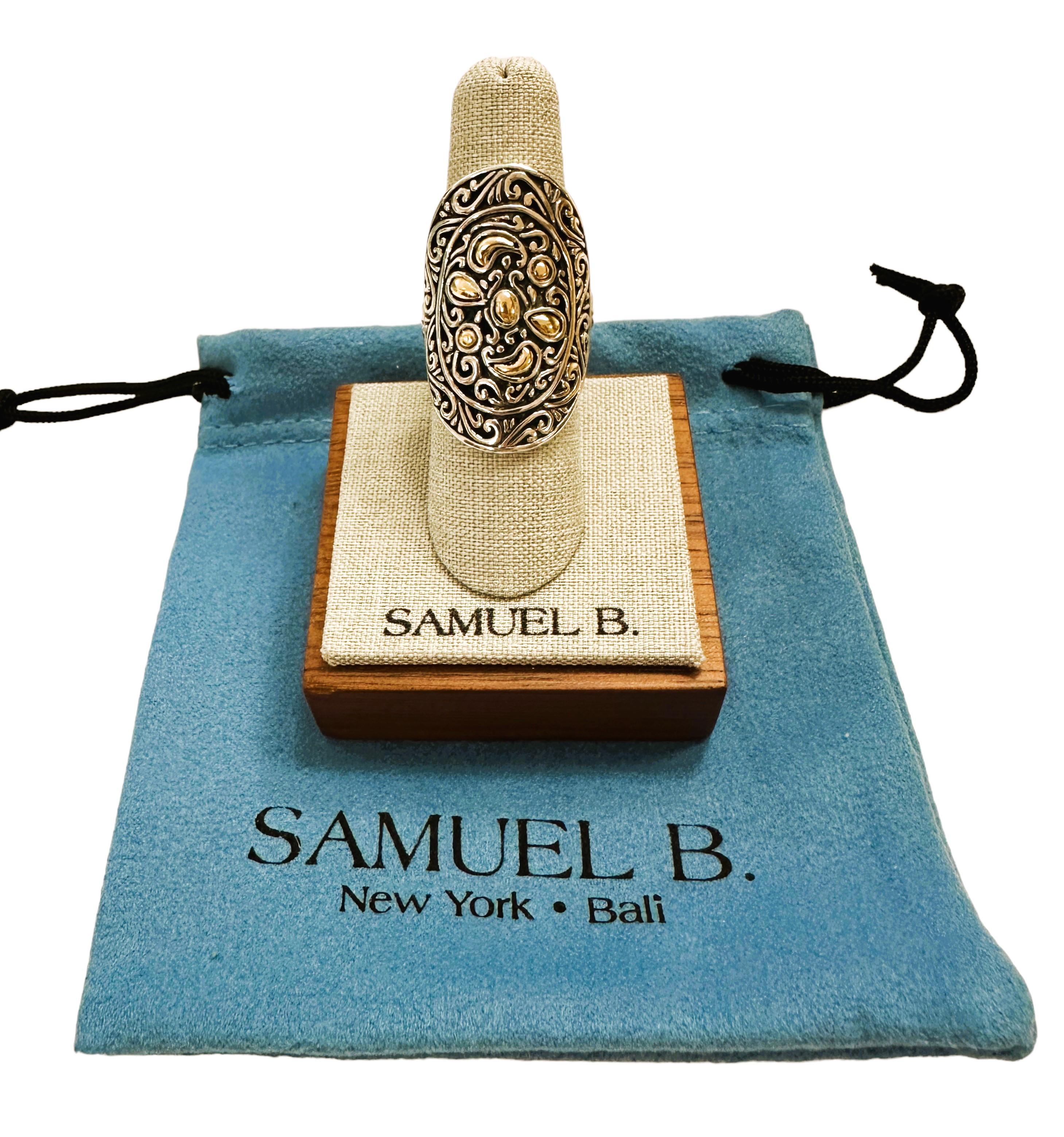 Dies ist ein schöner Ring von Samuel B Benham BJC.  Zum Lieferumfang gehören der Ständer und eine blaue Tasche. Es ist einfach ein einzigartiges Design.  Es ist eine Größe 6,5 und der Ring ist 1,25 Zoll lang und .75 Zoll breit.  Er ist mit 