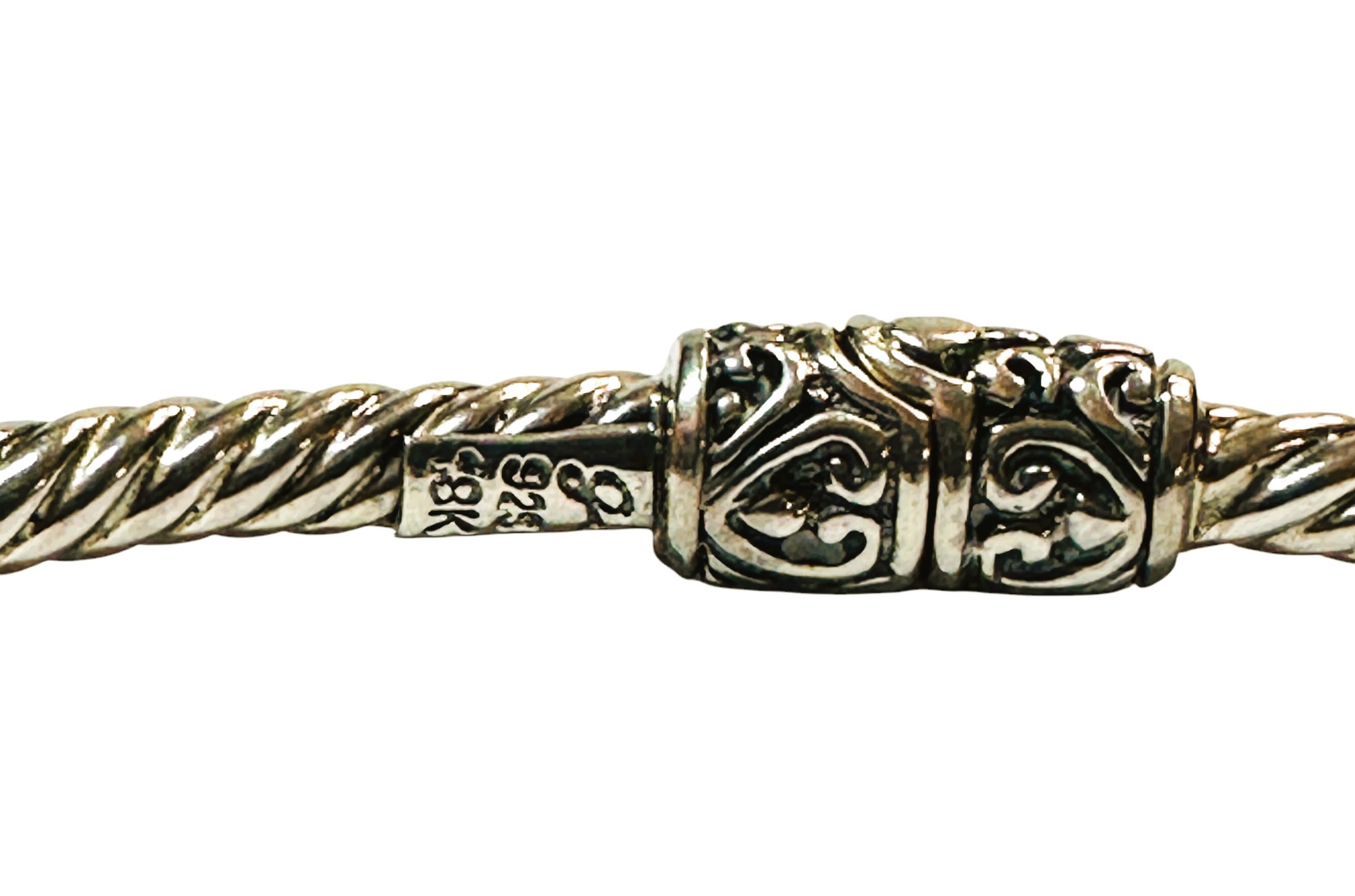 Questo è un prodotto di Samuel B., Bracciale con cavo intrecciato in argento sterling e oro 18 carati con citrino.  Ha 2 pietre citrine scure tagliate a cuscino che misurano 6 x 6 mm per un totale di 2,90 carati.  È dotato di una cerniera che lo