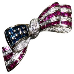 SAMUEL BENHAM BJC Broche nœud papillon du drapeau américain en or blanc 14 carats, diamants et saphirs
