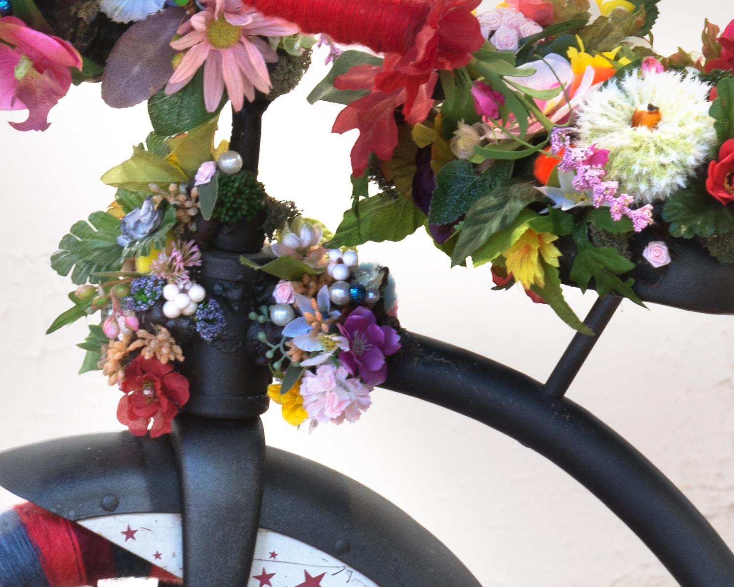 MAKE AMERICA GREAT AGAIN (Fabriqué AMERICA) - Tricyclette des années 40 ornée de fleurs sur coussin en vente 2