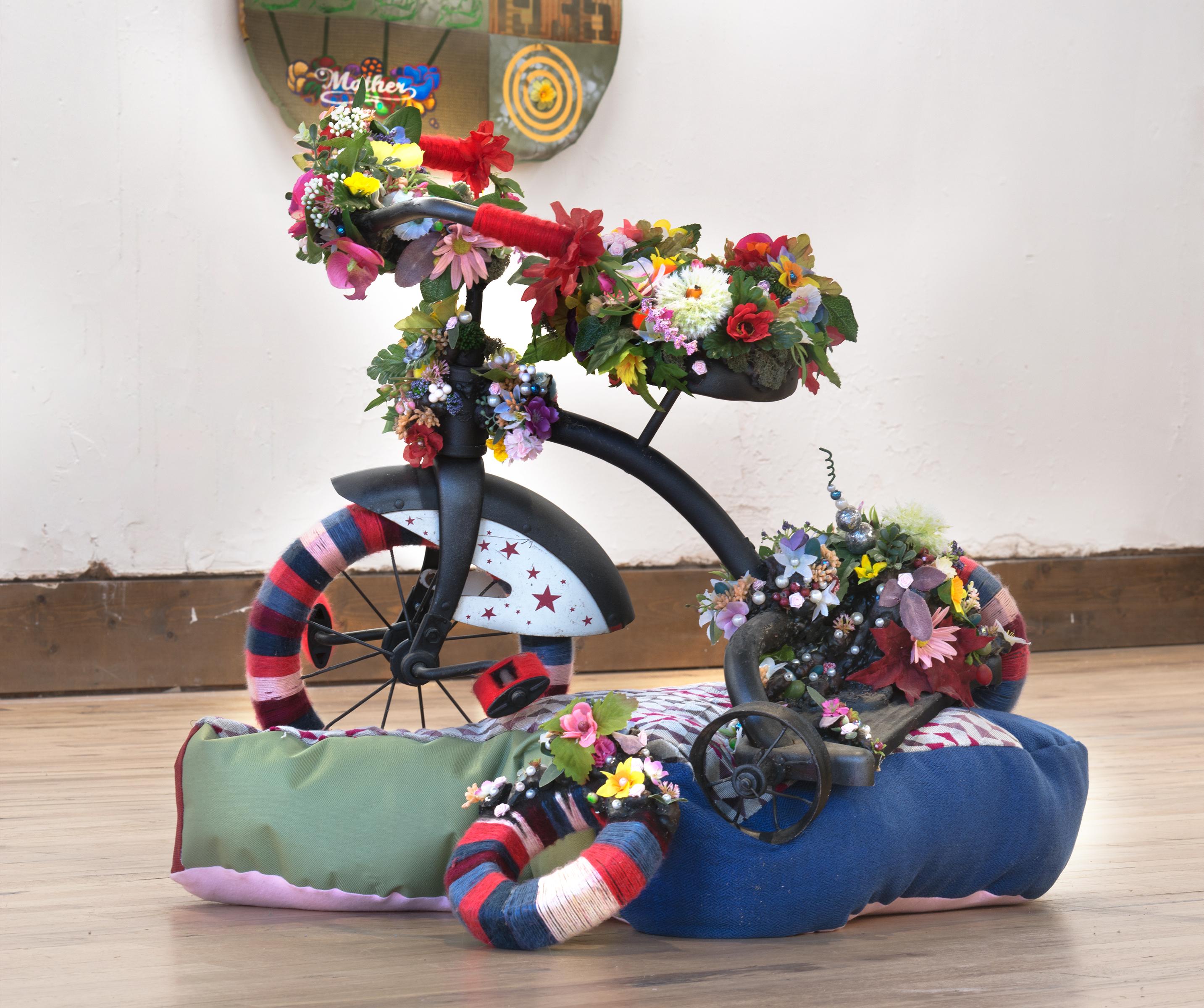 MAKE AMERICA GREAT AGAIN (Fabriqué AMERICA) - Tricyclette des années 40 ornée de fleurs sur coussin en vente 3