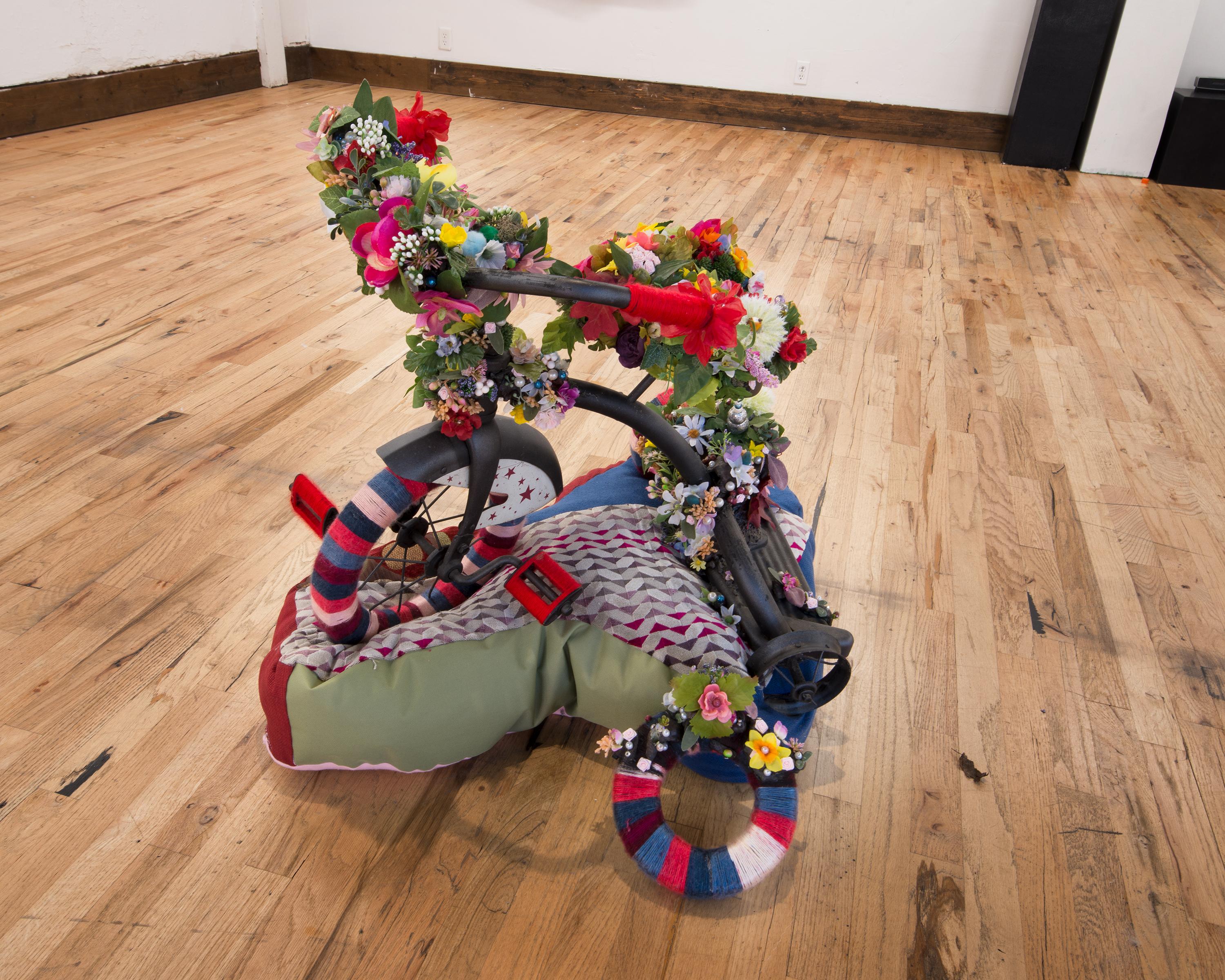 MAKE AMERICA GREAT AGAIN - Triciclo de los años 40 adornado con flores sobre cojín
