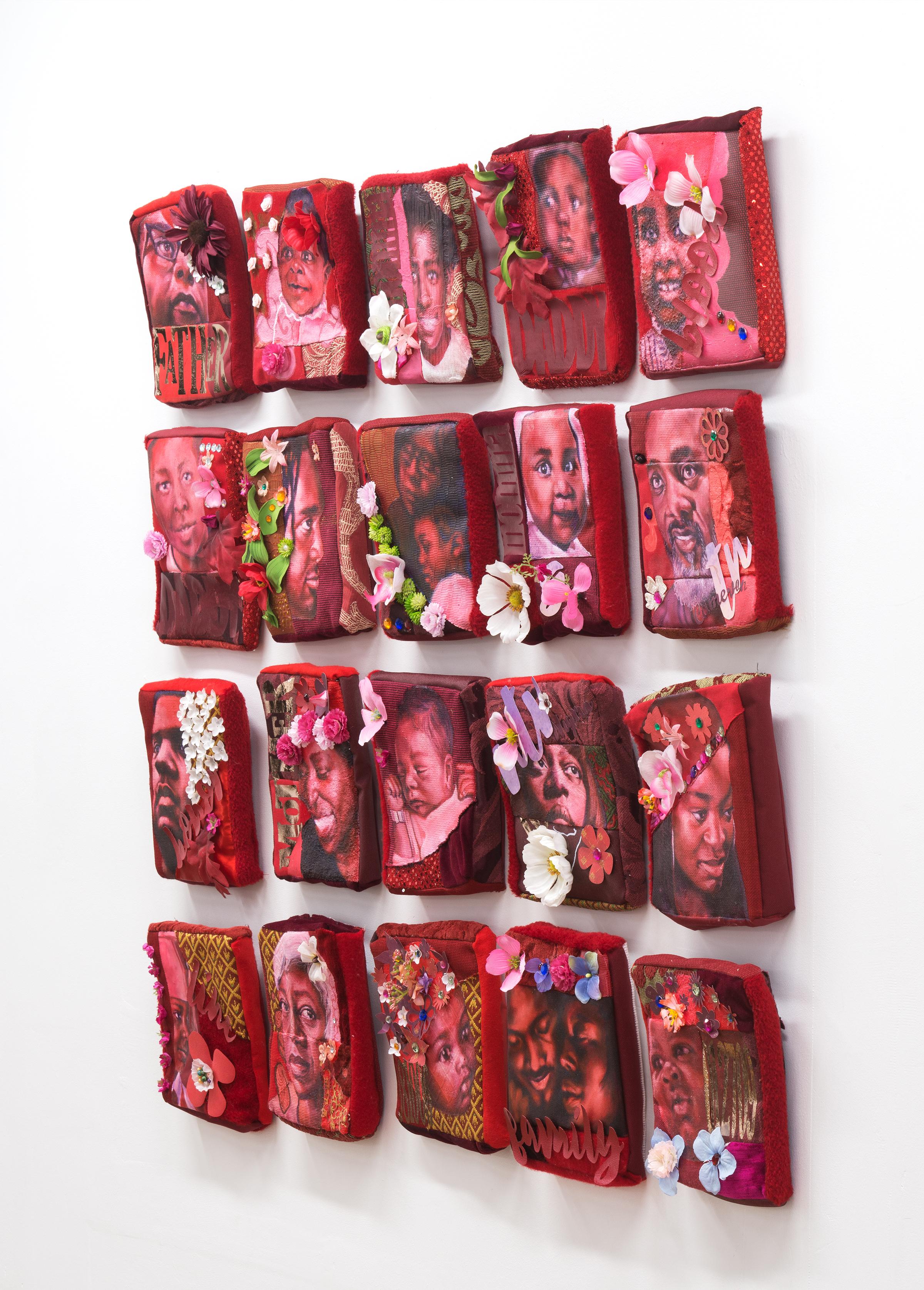 RED LINING - Pinturas de la familia del artista en cojines hechos a mano - Painting de Samuel Dunson