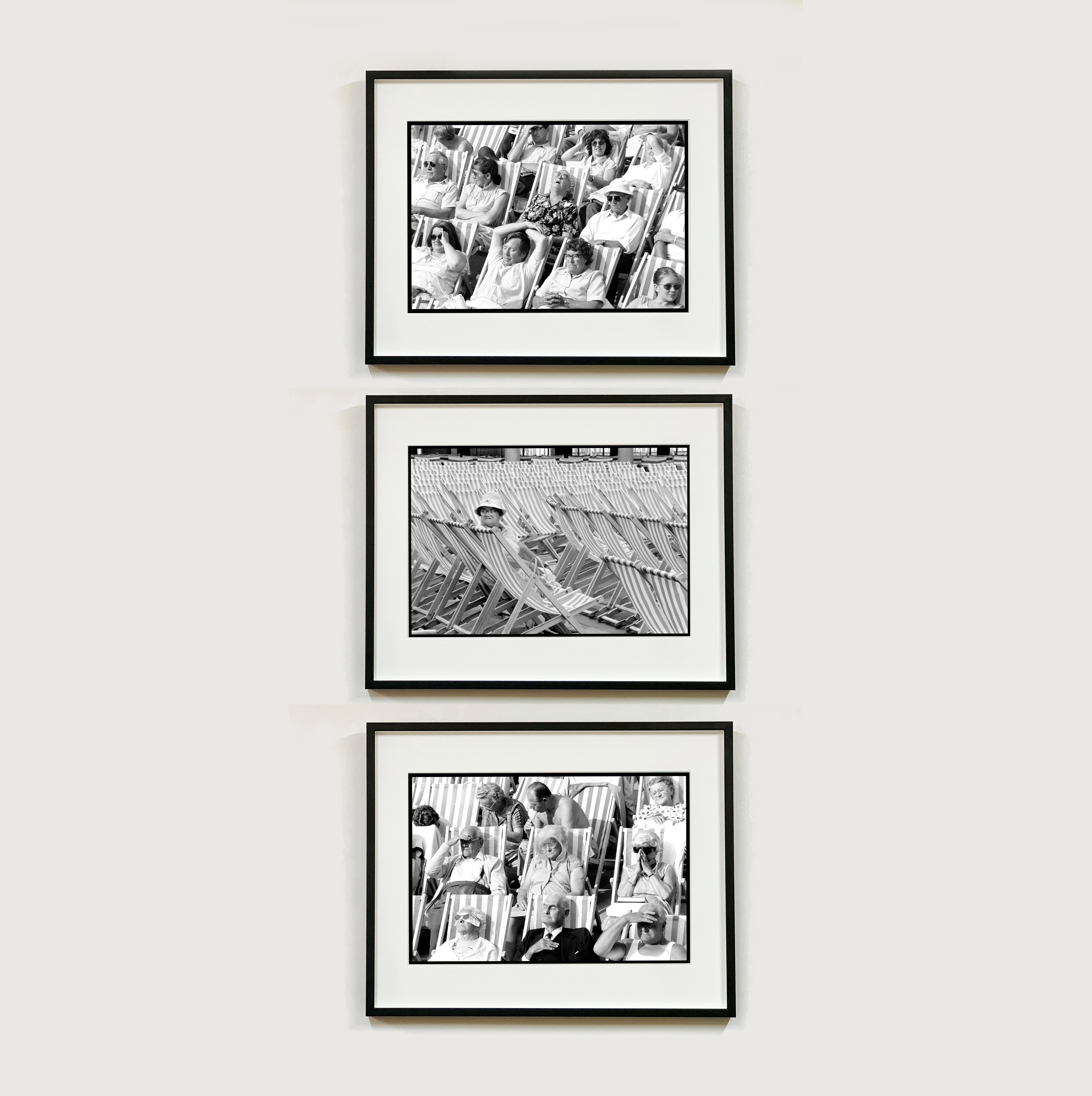 Bandständer, Eastbourne – Schwarz-Weiß-Set aus drei gerahmten Fotografien – Photograph von Samuel Field