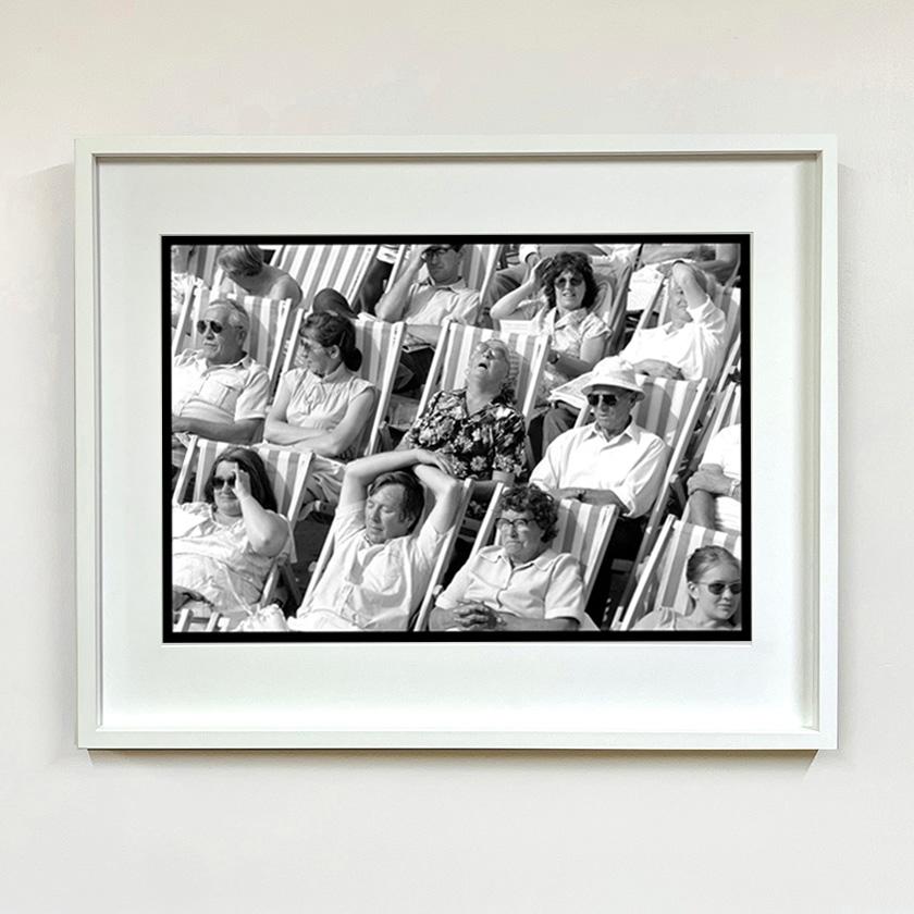 Bandständer I, Eastbourne, UK – Schwarz-Weiß-Vintage-Fotografie (Nachkriegszeit), Photograph, von Samuel Field