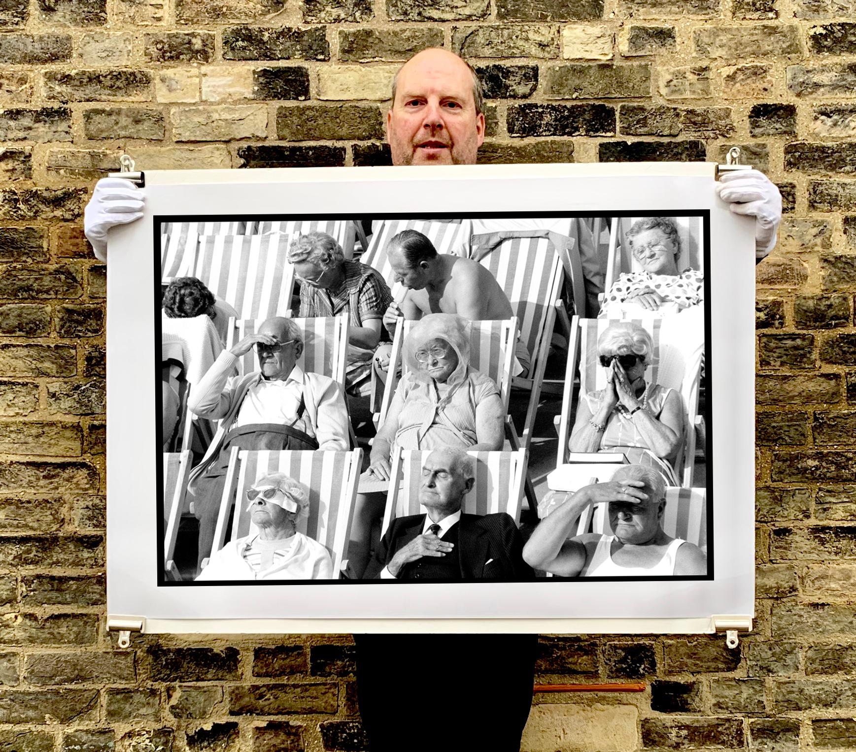 Bandstand II, Eastbourne - Schwarz-Weiß-Vintage-Porträtfotografie – Print von Samuel Field