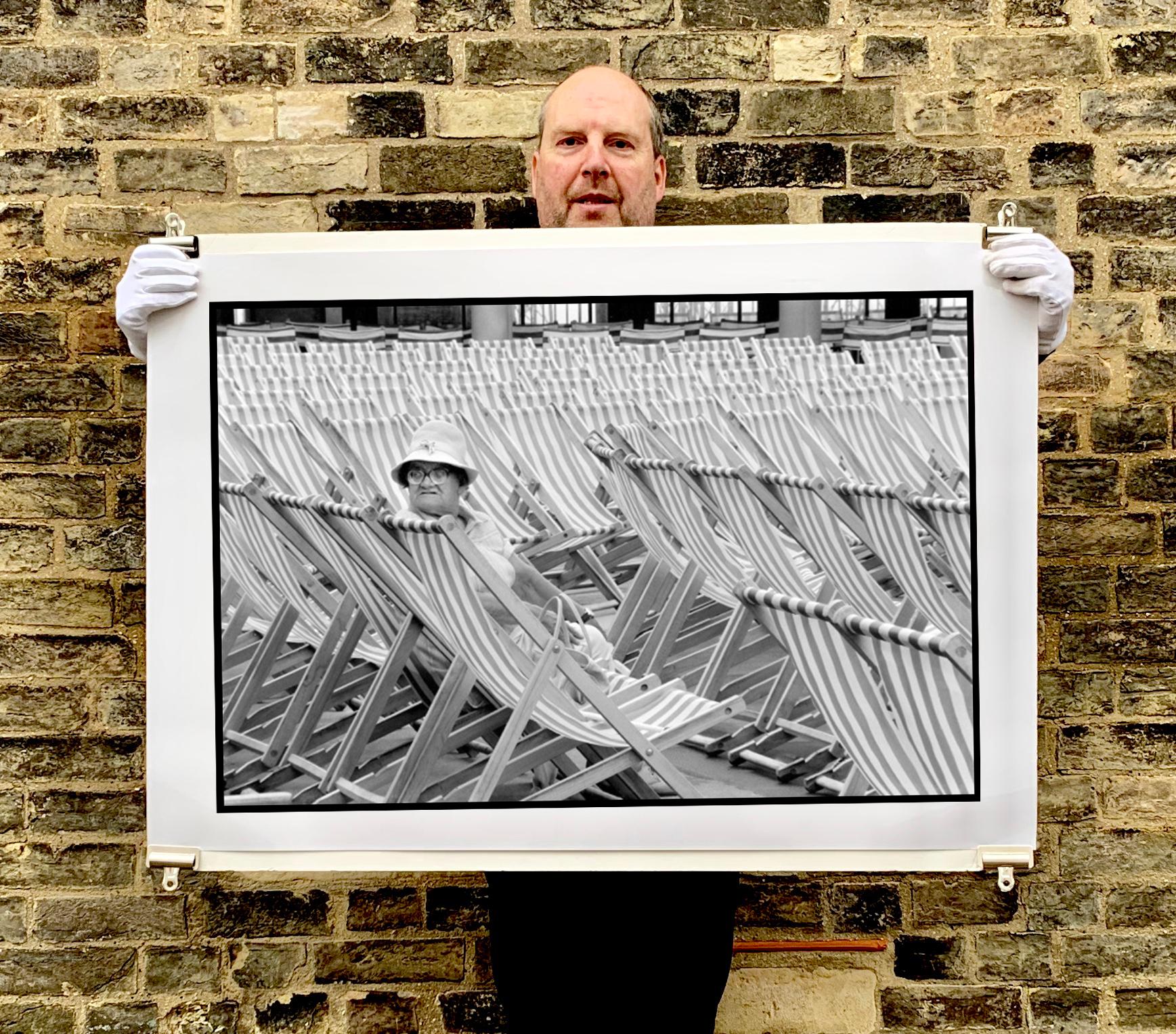 Bandstand III, Eastbourne - Schwarzweißes Vintage-Porträtfotografie – Photograph von Samuel Field