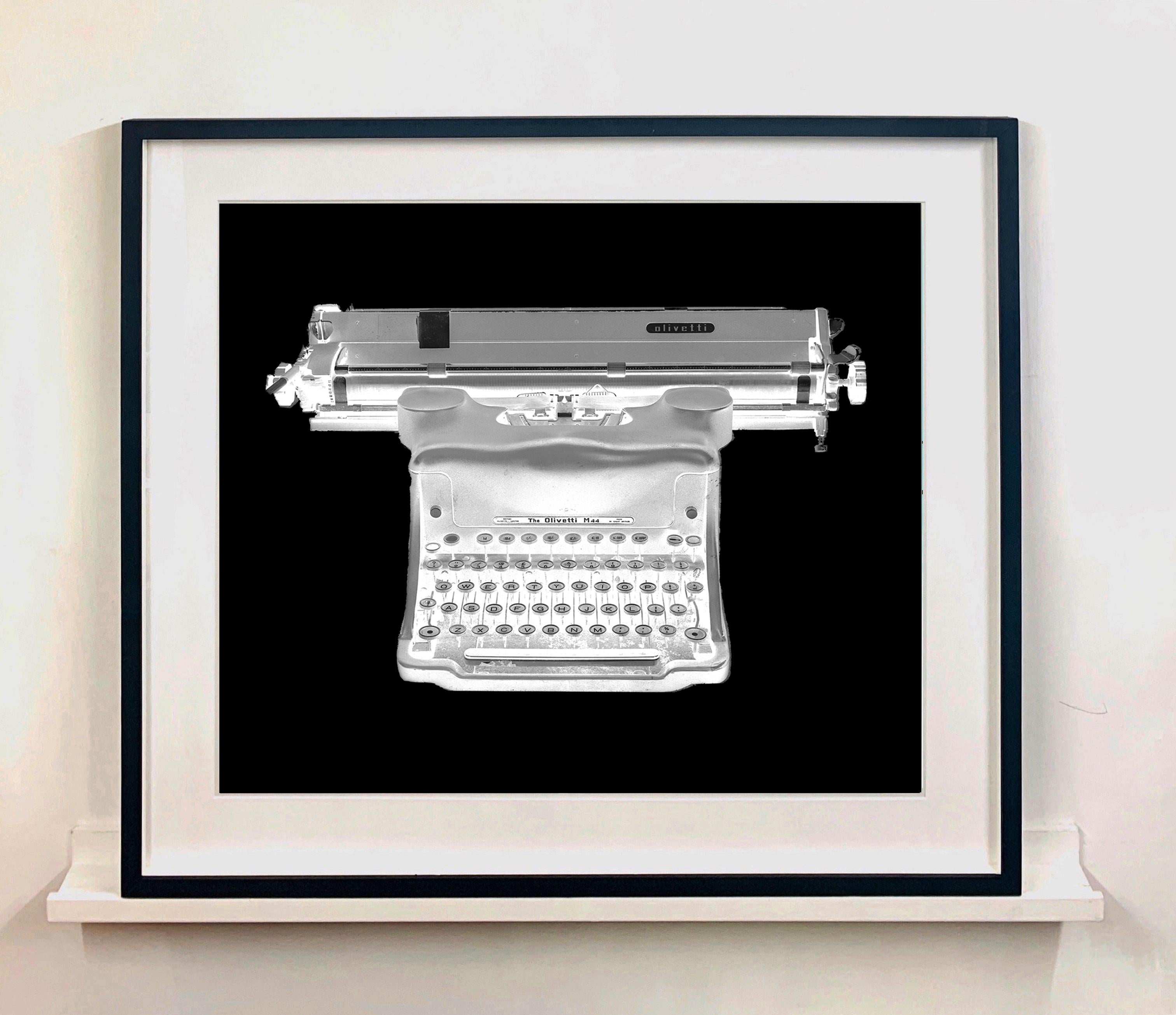Orthochromatic Negative - Photographie en noir et blanc d'un machine à écrire Orthochromatic - Noir Still-Life Photograph par Samuel Field