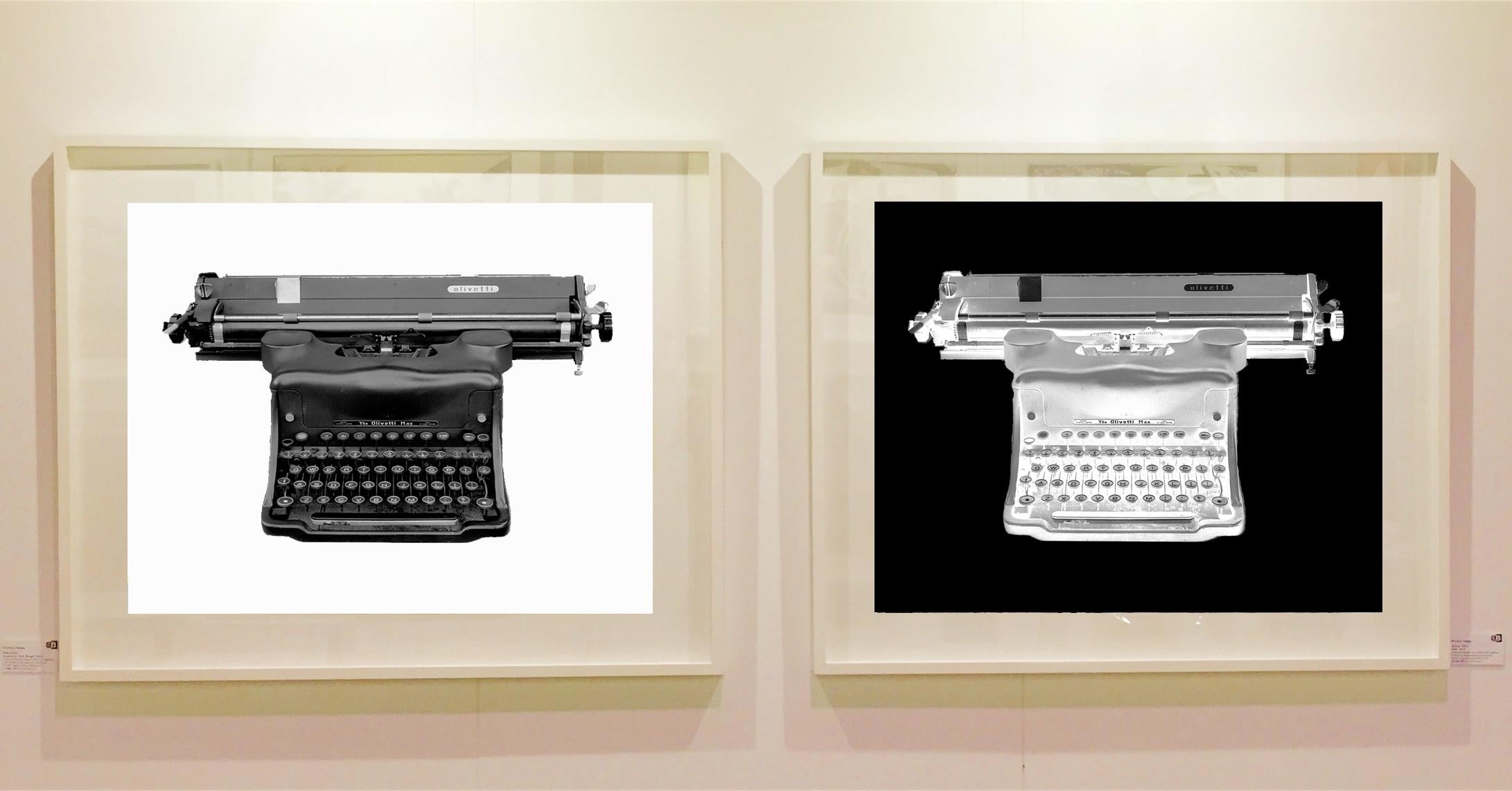 Samuel Fields Stillleben einer Olivetti-Schreibmaschine erhält durch das von ihm verwendete orthochromatische Verfahren eine besondere Tiefe. Isoliert in Schwarzweiß erkennt man die Details dieses alten Gebrauchsgegenstandes. 

Dieses Kunstwerk ist