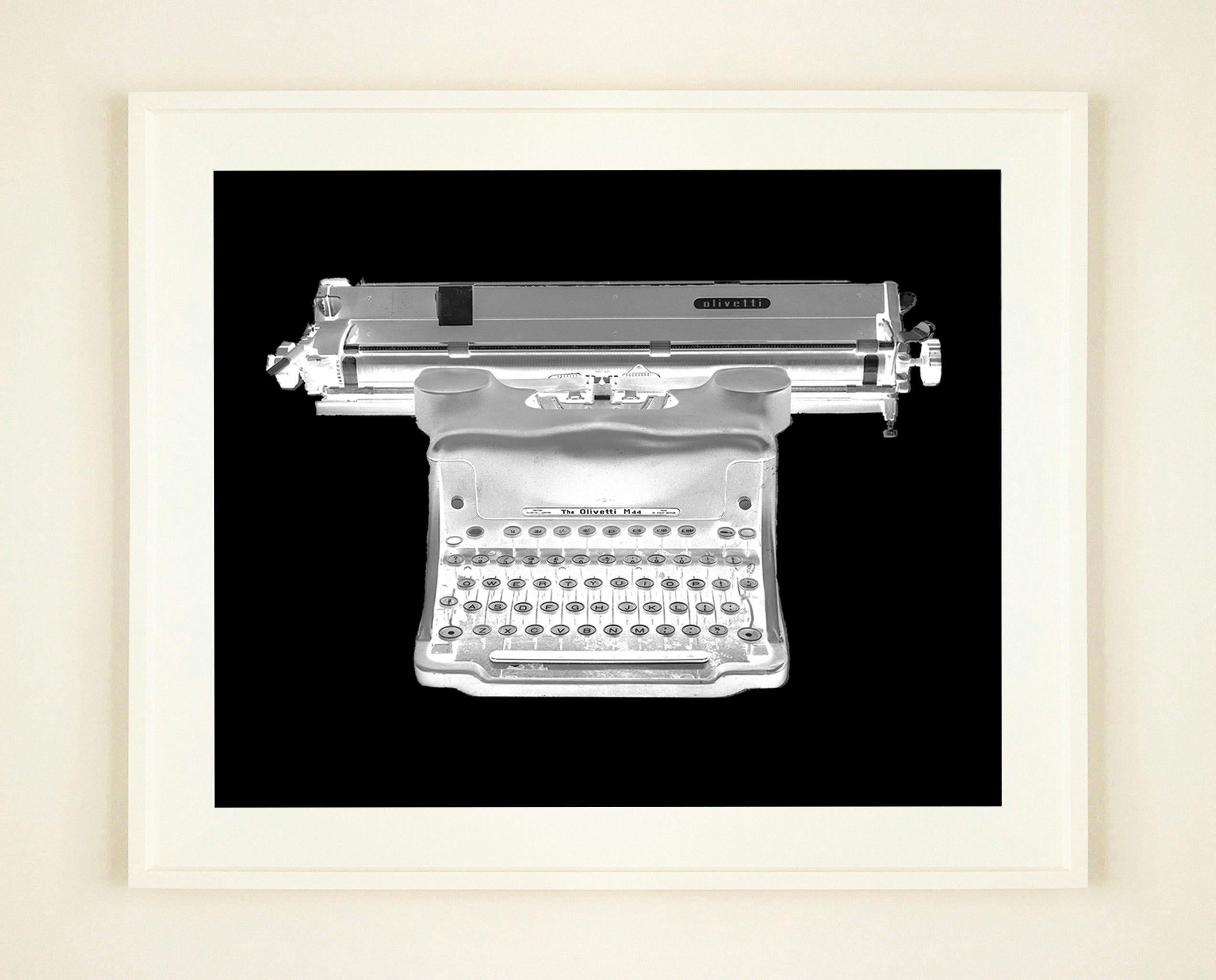 Orthochromatic Negative - Photographie en noir et blanc d'un machine à écrire Orthochromatic en vente 2