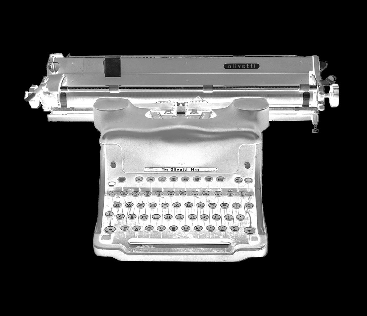 Still-Life Photograph Samuel Field - Orthochromatic Negative - Photographie en noir et blanc d'un machine à écrire Orthochromatic