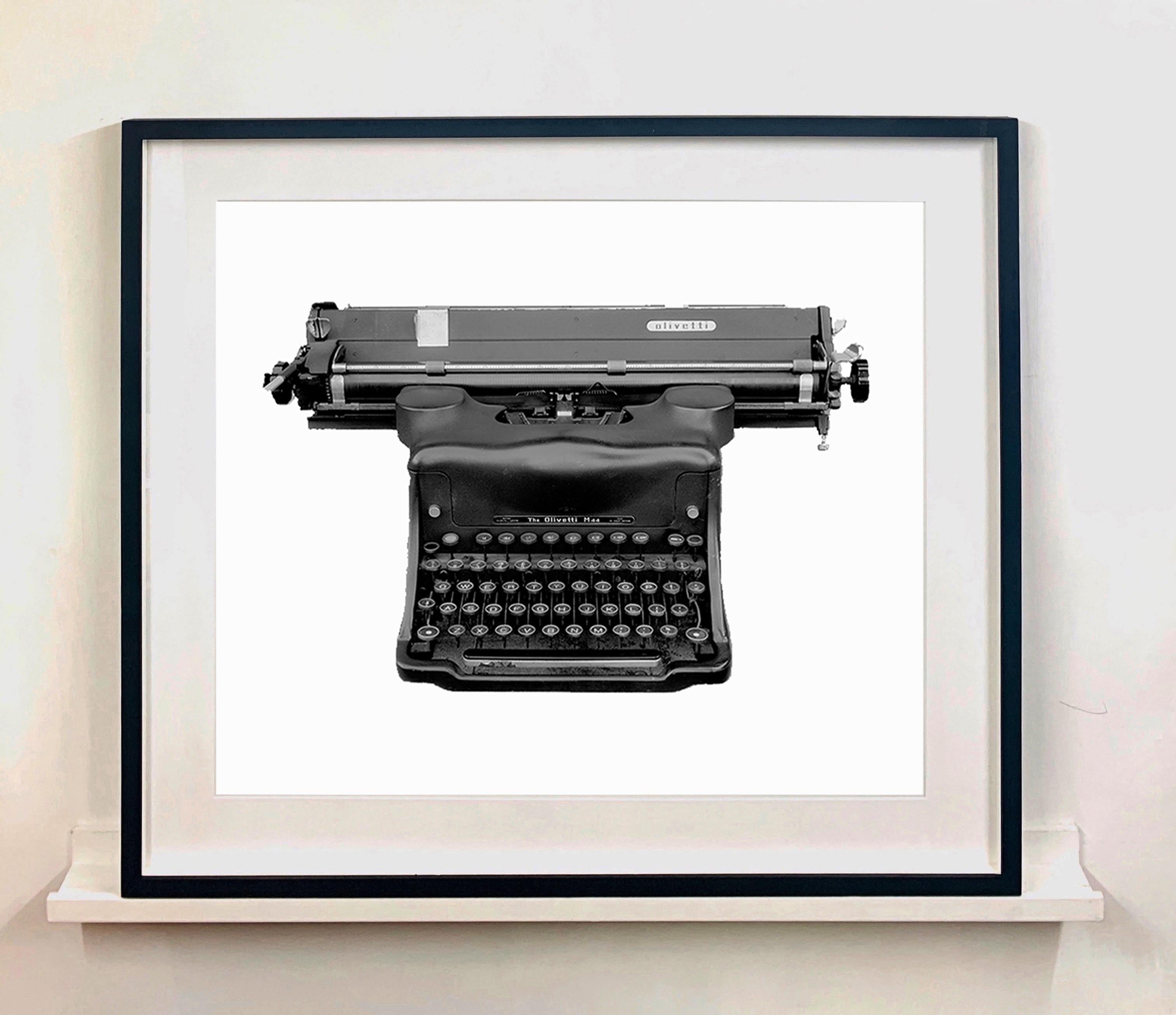 Orthochromatic Positive - Photographie en noir et blanc d'un machine à écrire - Noir Still-Life Photograph par Samuel Field