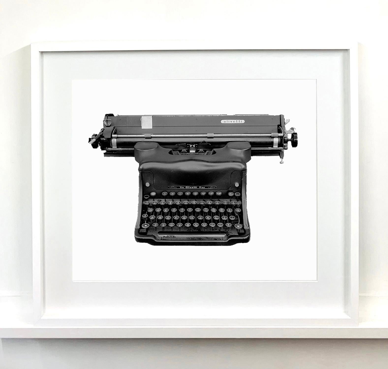 La nature morte de Samuel Field, représentant une machine à écrire Olivetti, gagne en profondeur grâce au procédé orthochromatique qu'il a utilisé. Isolé en monochrome, vous appréciez les détails de cet objet utilitaire vintage. 

Cette œuvre d'art