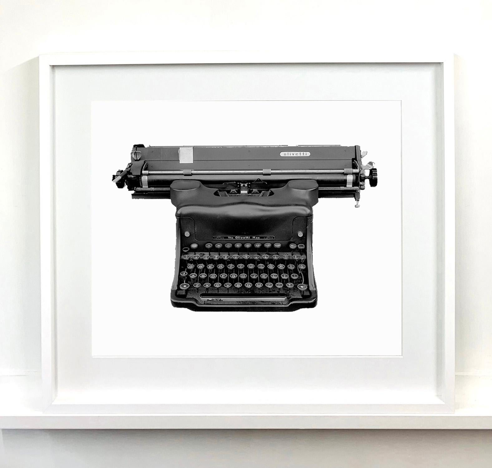 Positivo ortocromatico - Fotografia in bianco e nero di una macchina da scrivere - Photograph Concettualismo di Samuel Field