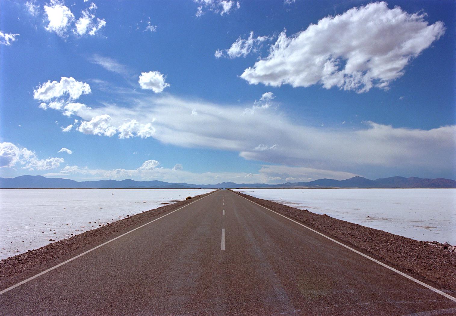 Bitte bedenken Sie, dass alle Drucke auf Bestellung hergestellt werden und die Vorlaufzeiten zwischen 15 und 20 Tagen liegen.

Argentina Road ist ein atemberaubender C-Type Print des zeitgenössischen Fotografen Samuel Hicks. 
Es ist in dieser Größe