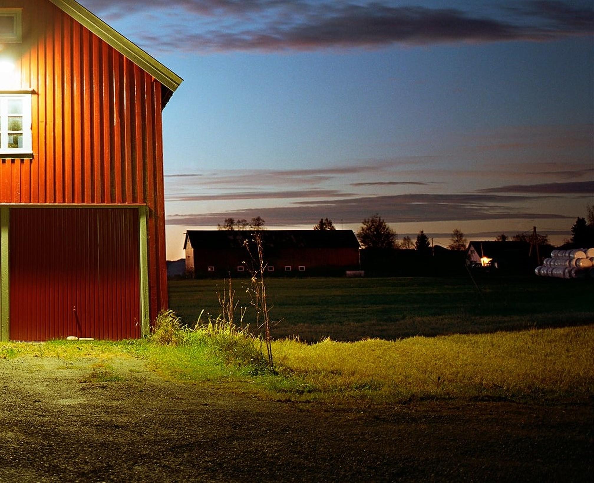 Barn, Samuel Hicks - Photographie de paysage contemporain, coucher de soleil, nature, ferme en vente 2