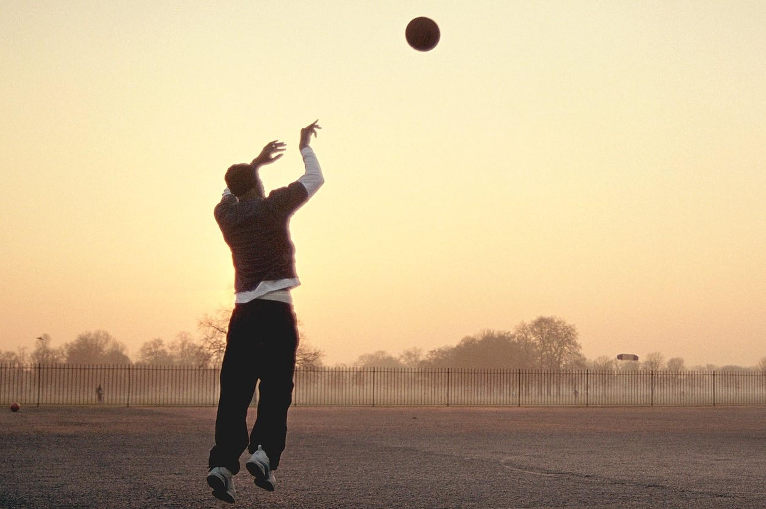 Basketball 1, Clapham, Samuel Hicks – Figurative Fotografie, Landschaftsfoto im Angebot 2