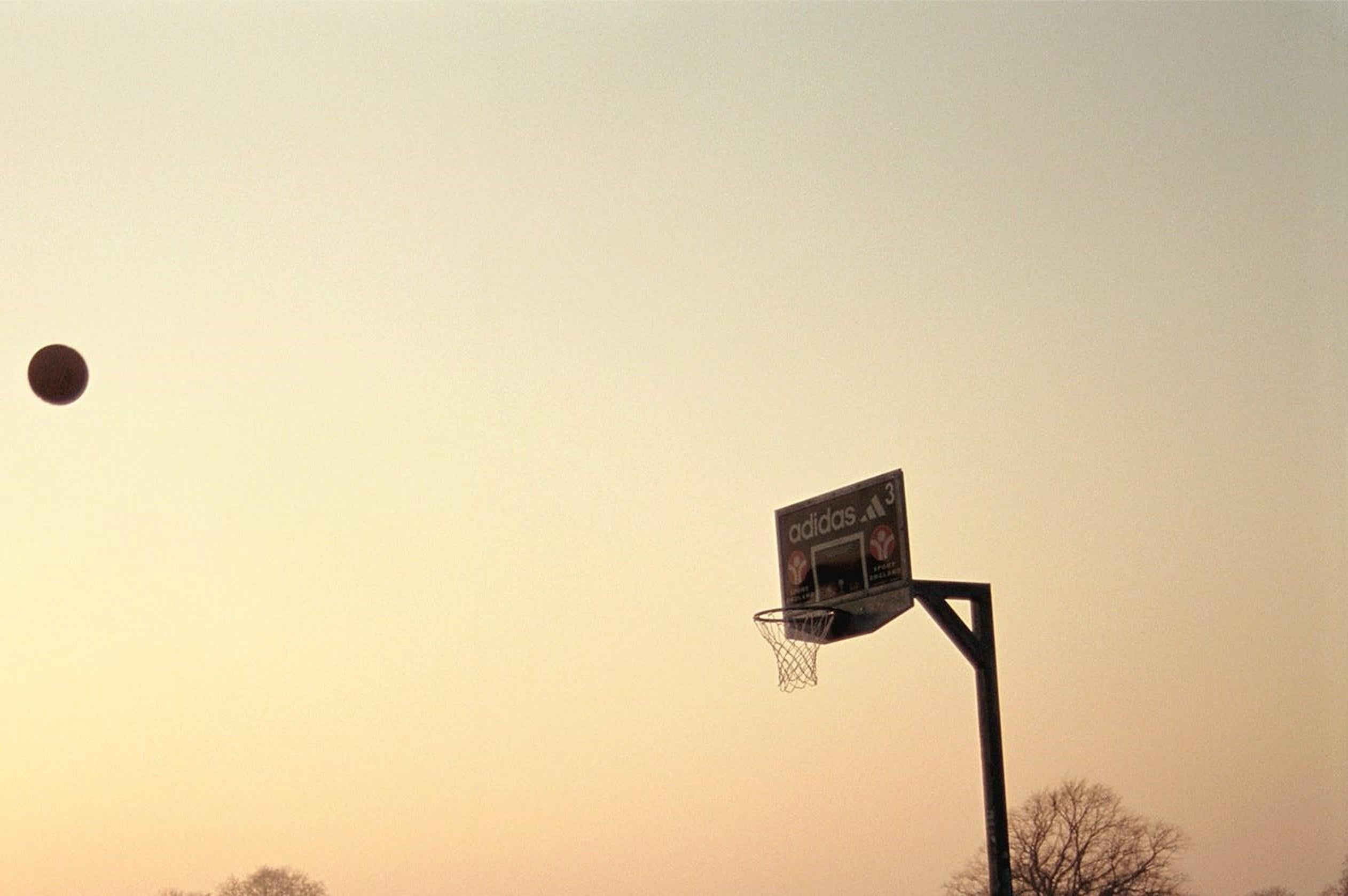 Basketball 1, Clapham, Samuel Hicks – Figurative Fotografie, Landschaftsfoto im Angebot 3