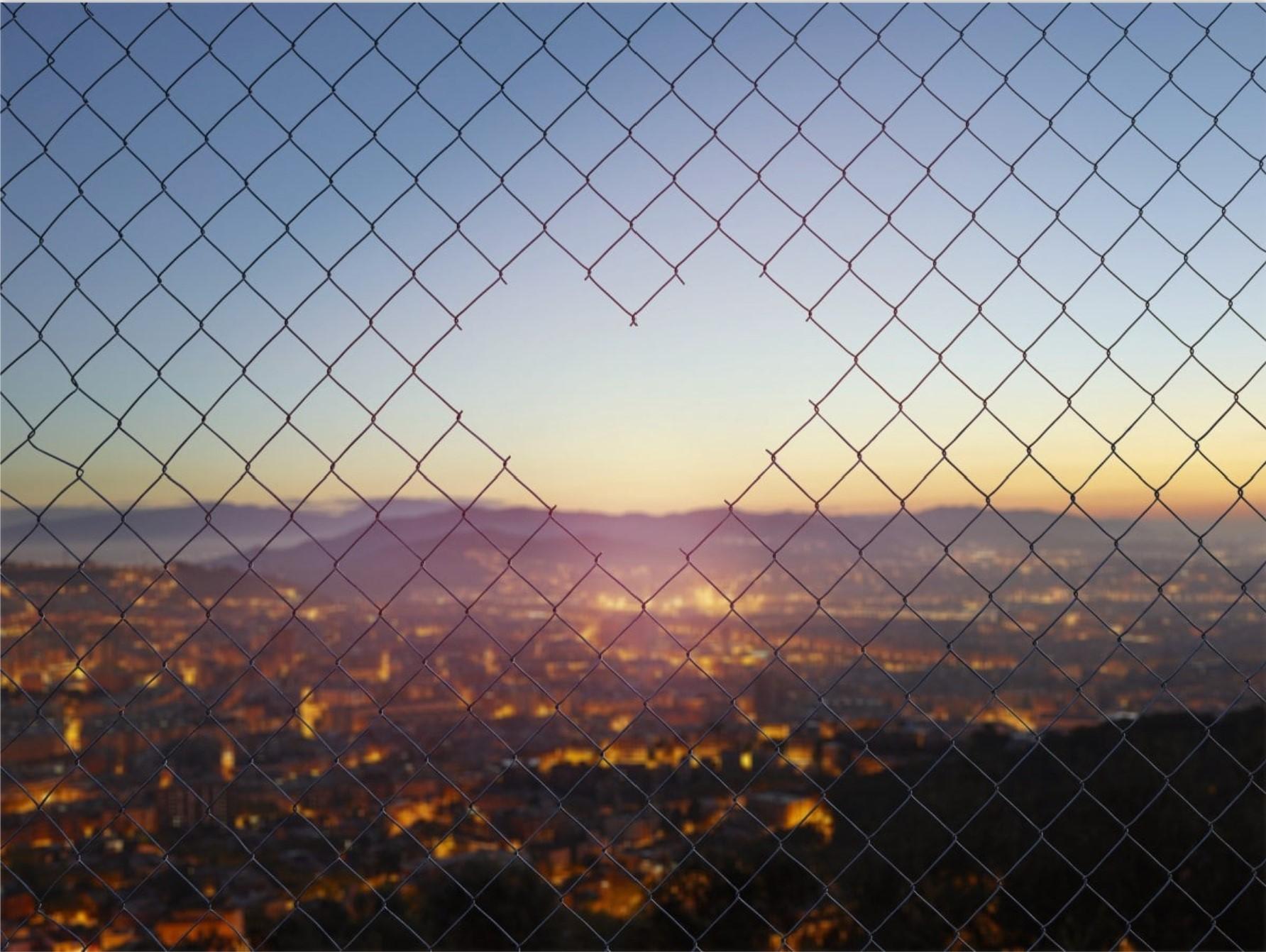 Samuel Hicks Figurative Photograph – Herz, Bunkers del Carmel, Barcelona, 2016 - Spanische Landschaft Romantische Liebe