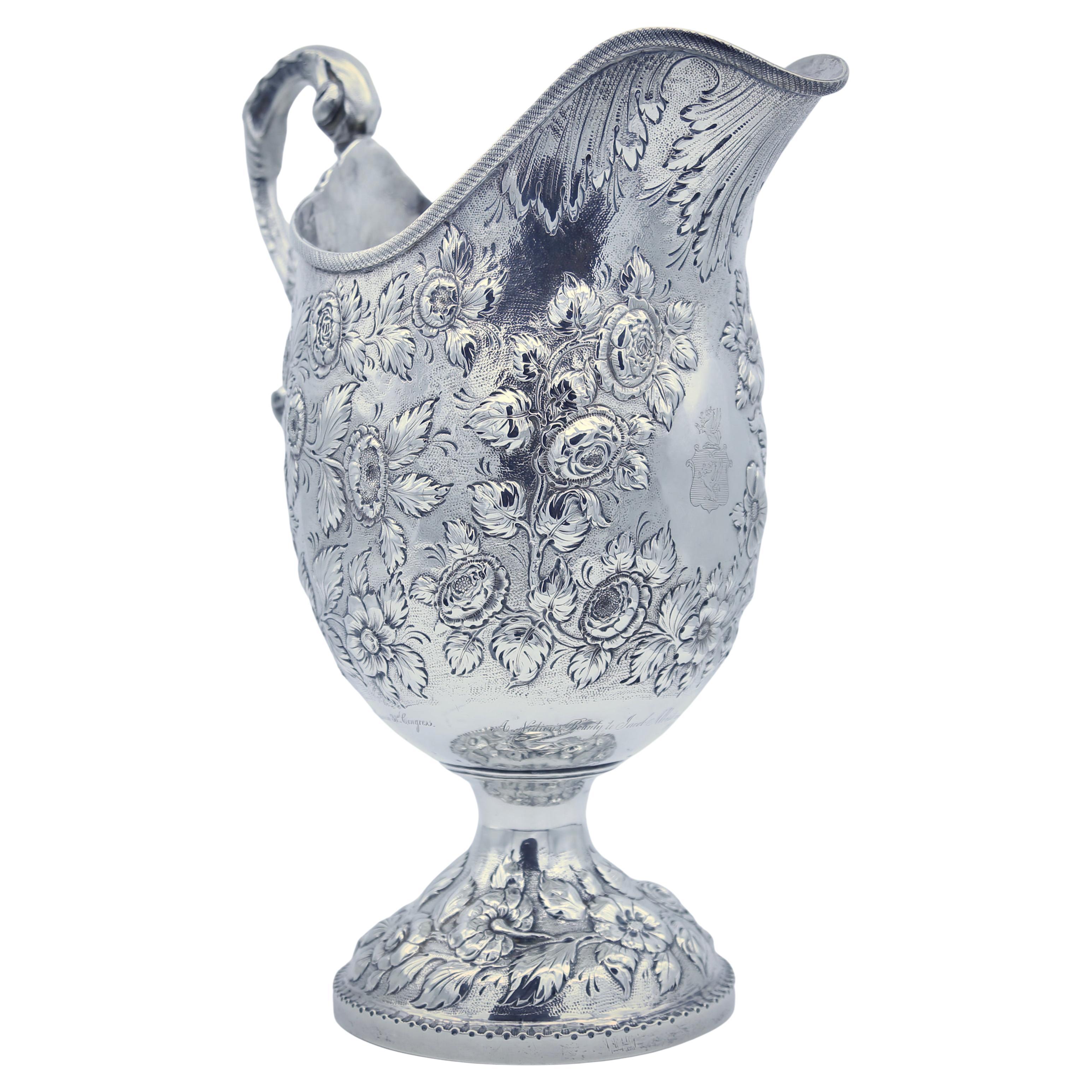 Gran jarra de agua de plata Samuel Kirk, hacia 1850, con dedicatoria inscrita:
