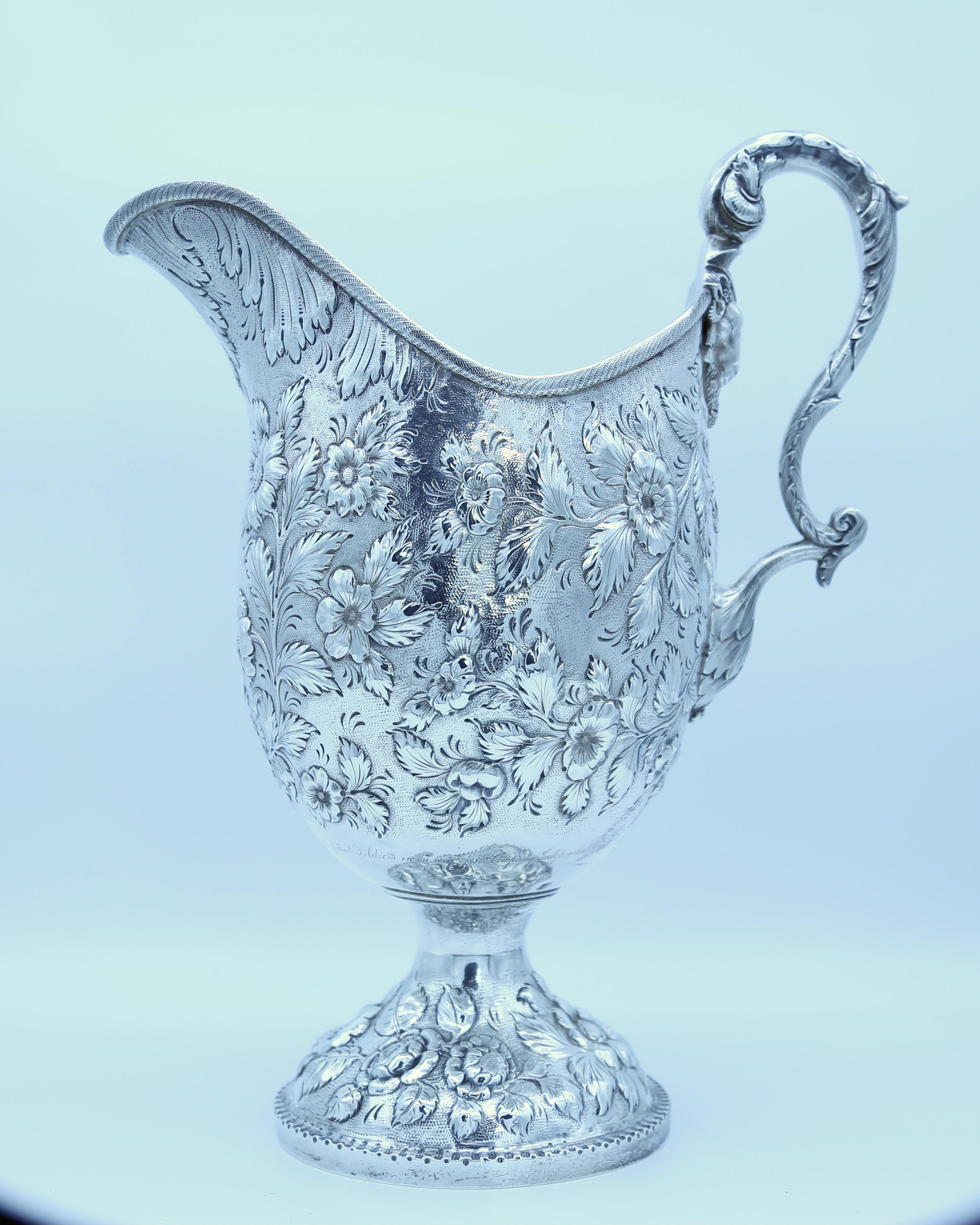 Samuel Kirk 1850 Jarra de plata repujada grabada al soldado patriota de la guerra de 1812 Estadounidense en venta