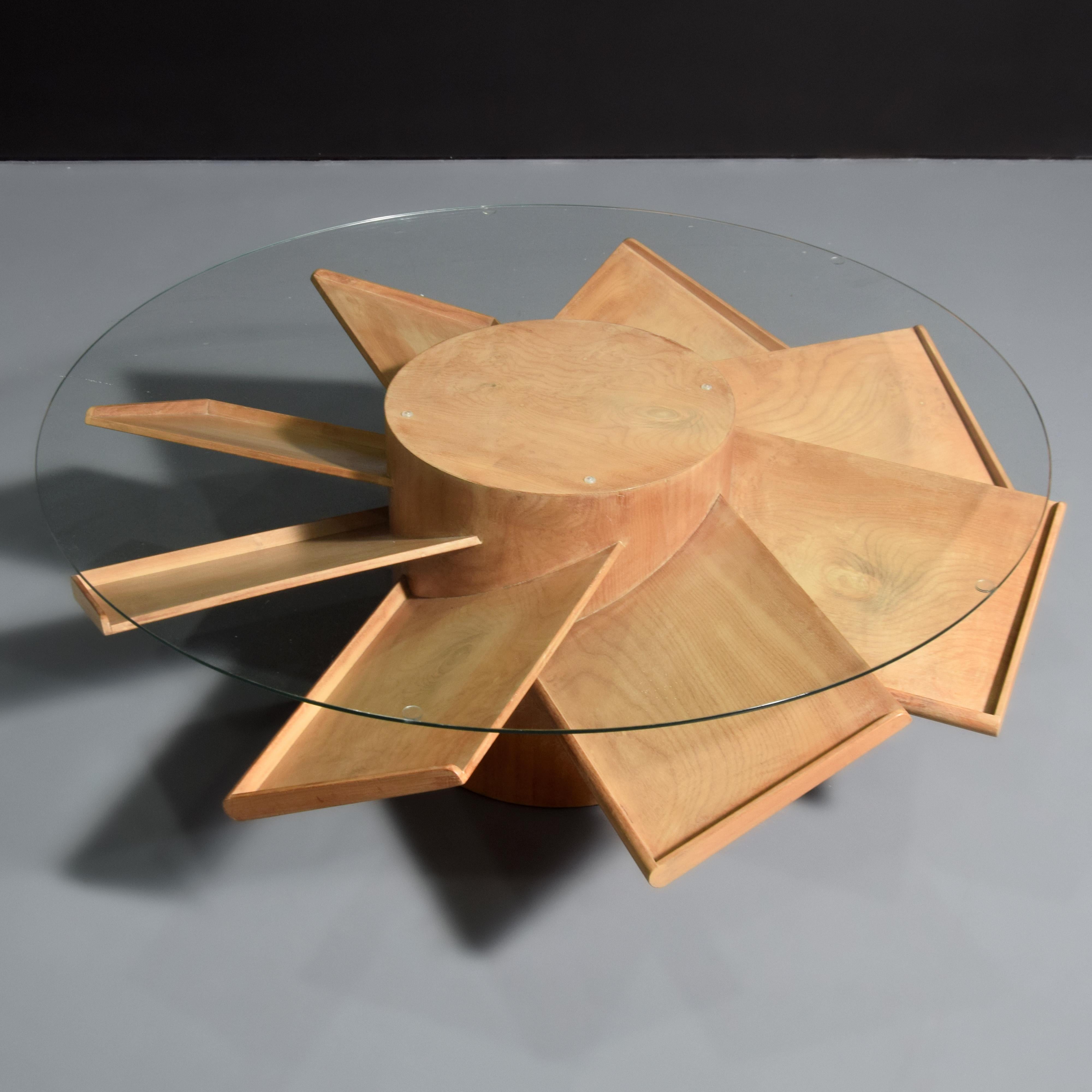 Artistics/Designer : Samuel Marx (américain, 1885-1964) ; Quigley

Informations complémentaires : Table basse rotative avec huit étagères en forme d'hélice. Provenance : Provenance : Résidence Plotkin-Dresner, Highland Park, Illinois. Référence :
