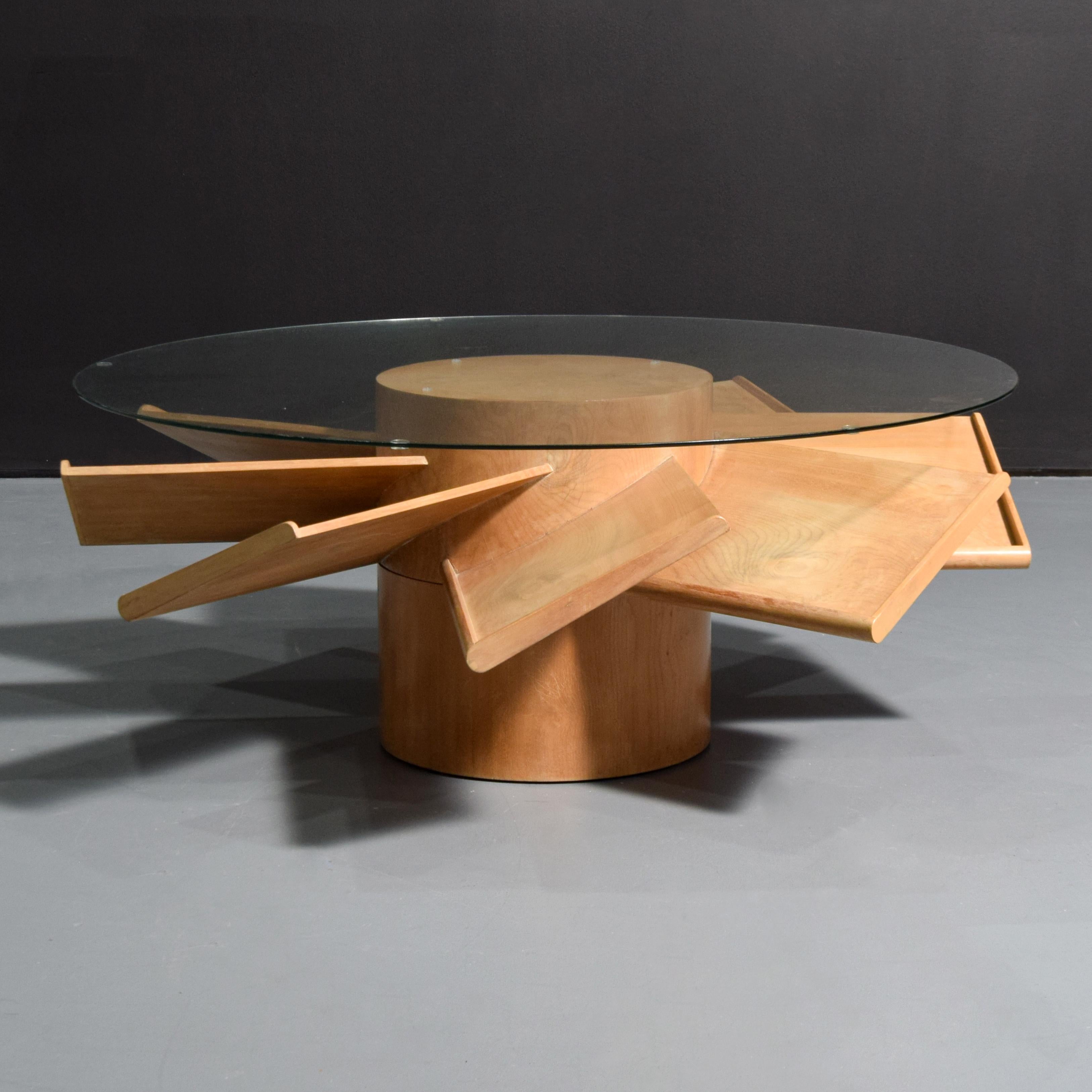 Design/One ; Fabricant : Samuel Marx (1902-1992) ; Quigley
Marques/Notes : signé (dessus et base)
Pays d'origine et MATERIAL : USA ; noyer, verre
Informations complémentaires : Table basse rotative avec huit étagères en forme d'hélice. Il s'agit de