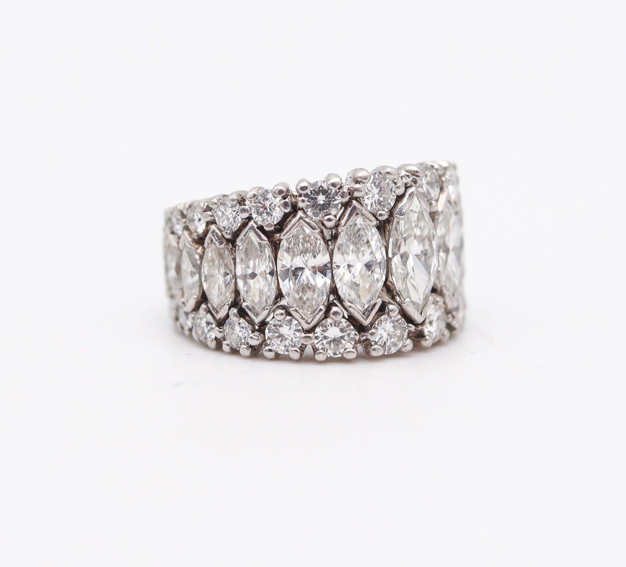 Taglio brillante SAMUEL MAYORS 1940 Anello di eternità in platino Art Deco con 5,14 carati di diamanti VS in vendita